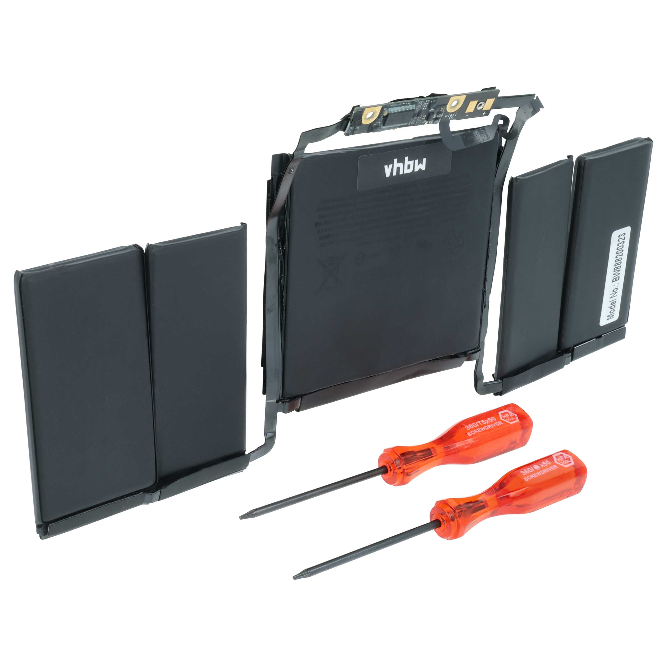 Zerlegte Laptop-Batterie mit zwei Schraubendrehern auf weißem Hintergrund.