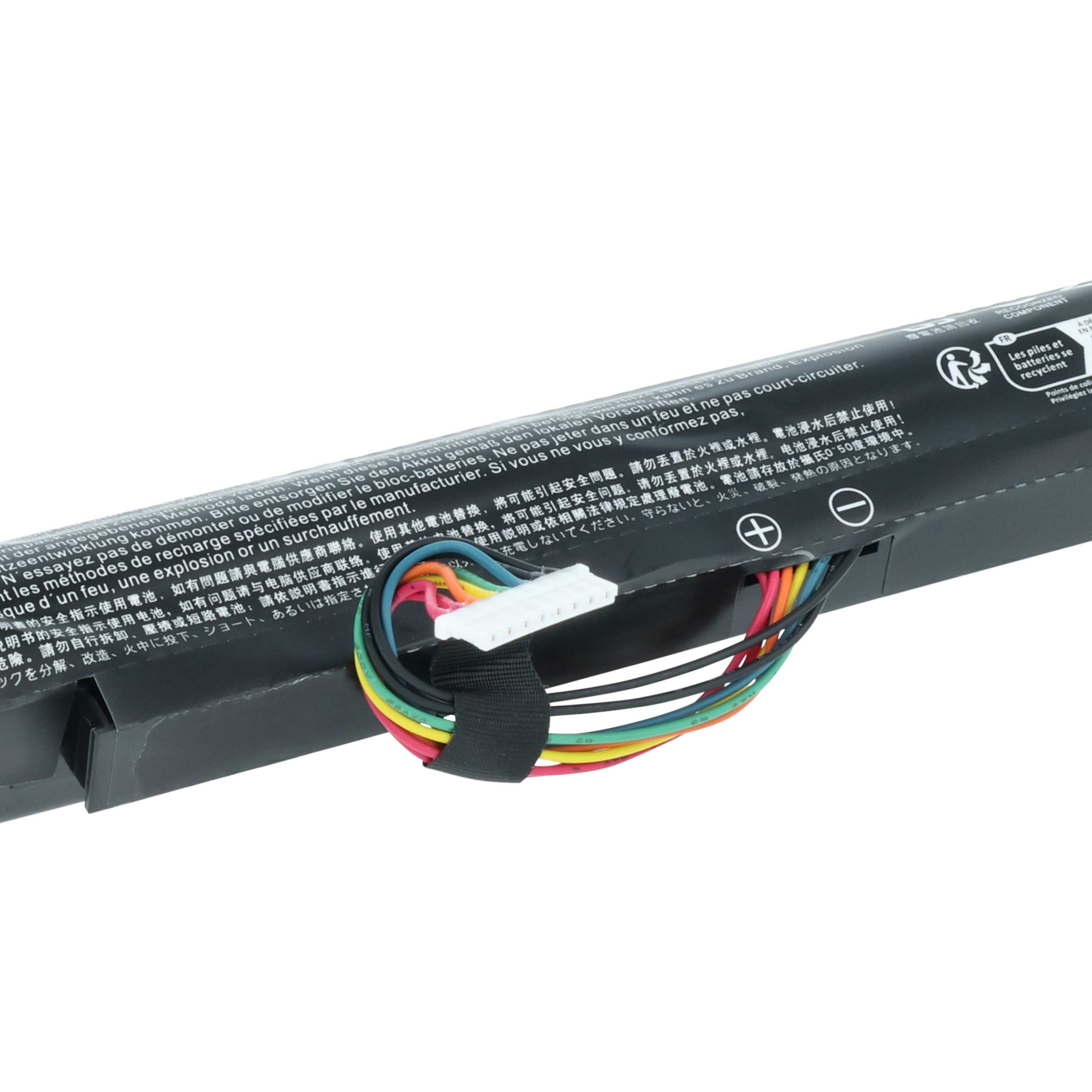 Nahaufnahme einer schwarzen Batterie mit farbigen Kabeln und Warnhinweisen.
