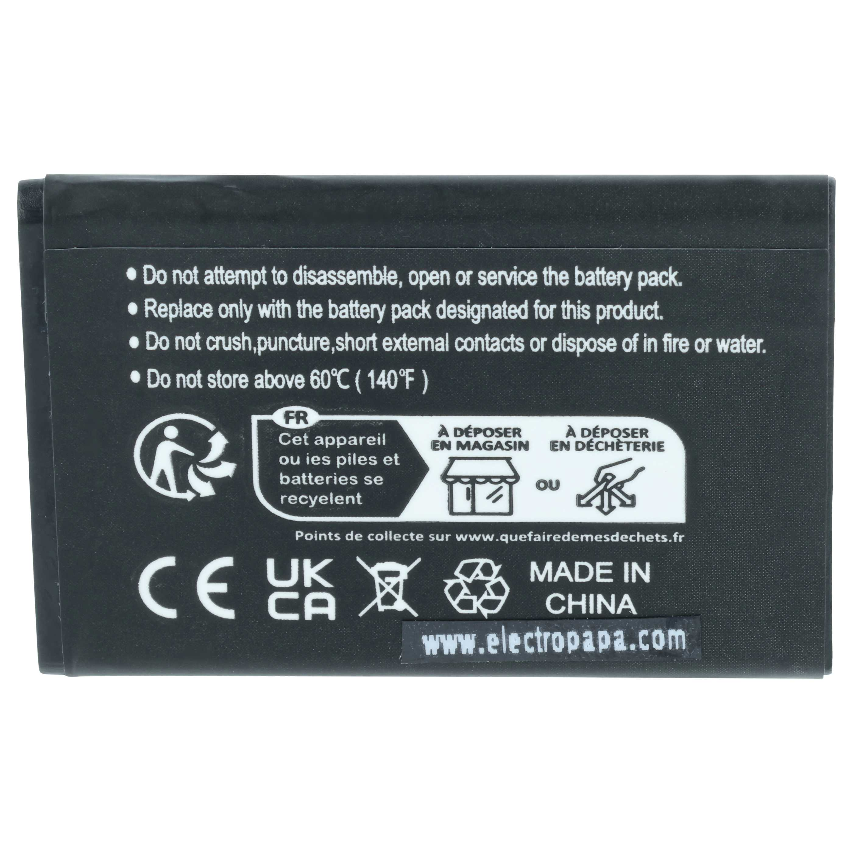 Schwarzer Akku mit Warnhinweisen und Recycling-Symbolen. Hergestellt in China.