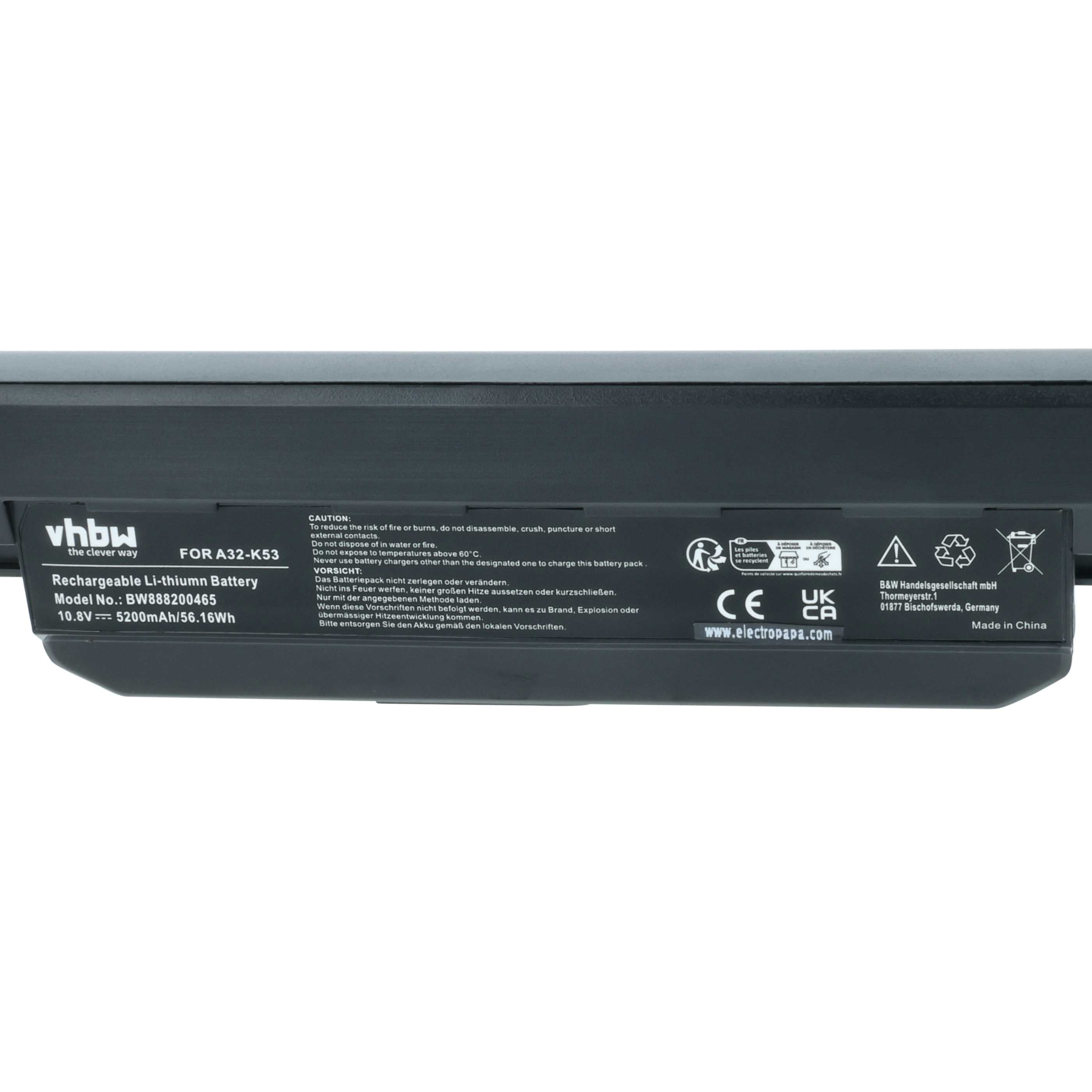 Ein schwarzer Laptop-Akku mit Aufschriften, Warnsymbolen und einer Website.