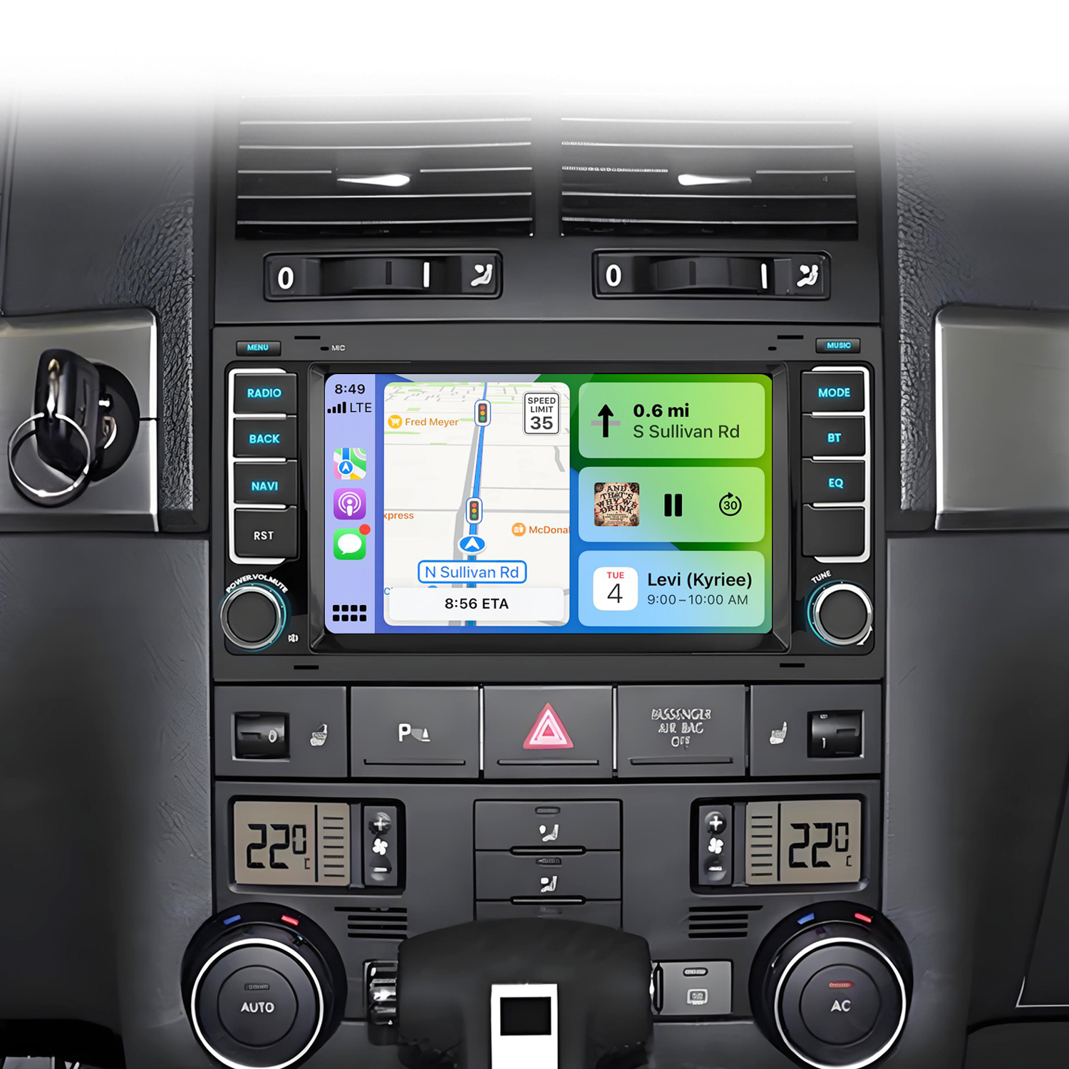 Ein Auto-Infotainmentsystem mit Navigations- und Musik-Apps, Klimaregelung und Bedienelementen.