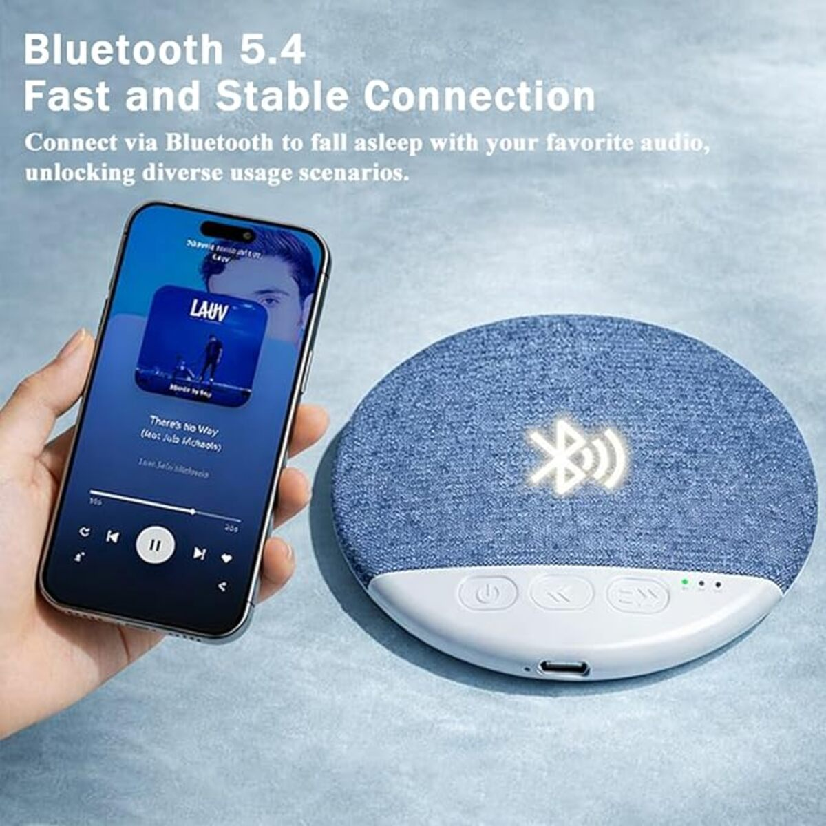 Una mano sostiene un teléfono con una app de música. Un altavoz Bluetooth azul con icono brillante.