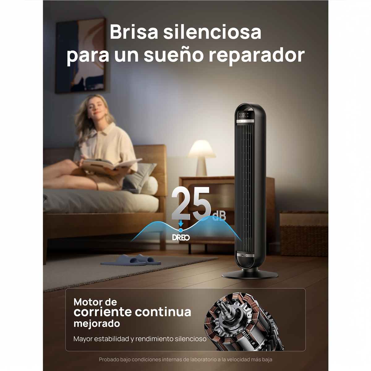 Un ventilador de torre negro y delgado junto a una cama en un dormitorio. 25 dB.