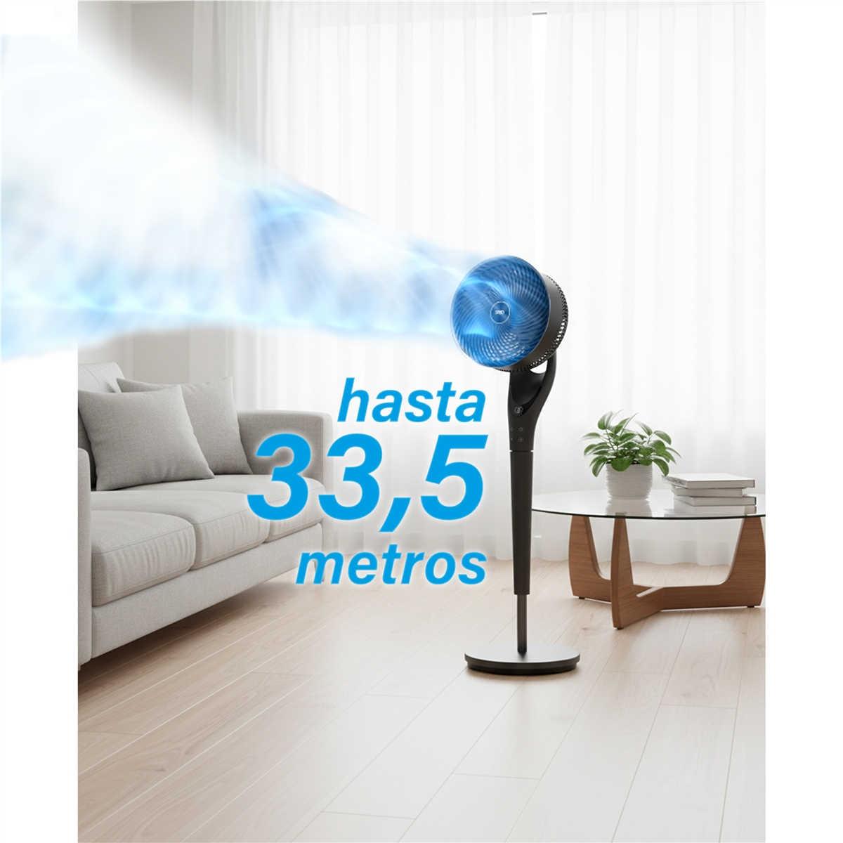 Un ventilador sopla aire en una sala con sofá y mesa. Hasta 33,5 metros.
