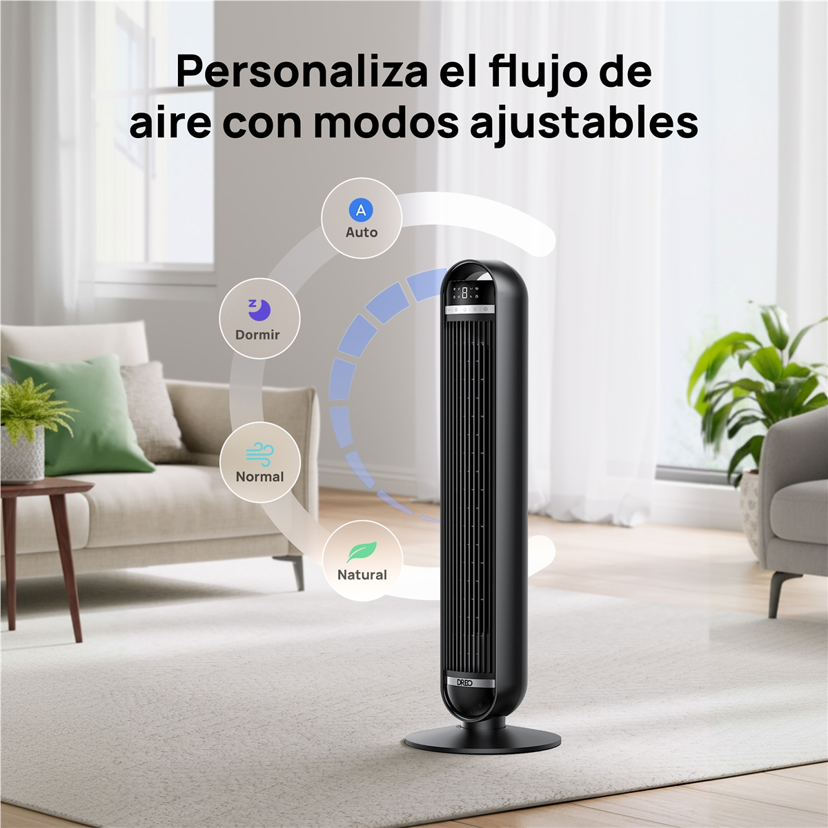 Un ventilador de torre negro en sala, mostrando modos: Auto, Dormir, Normal, Natural.