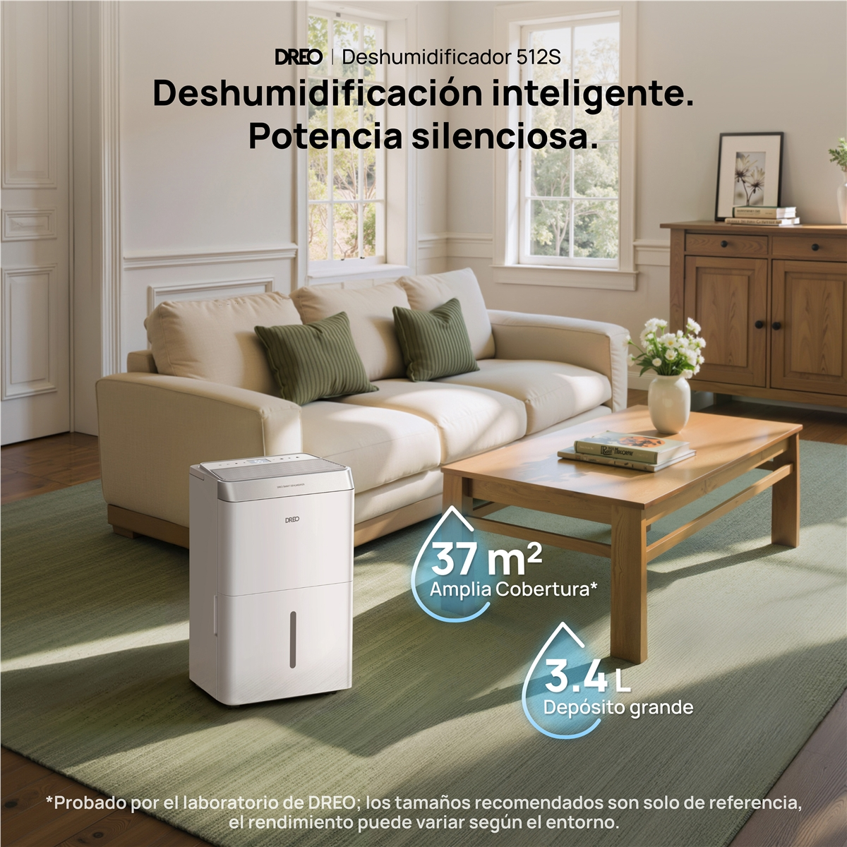 Un deshumidificador blanco está en una sala de estar junto a un sofá y mesa de centro.