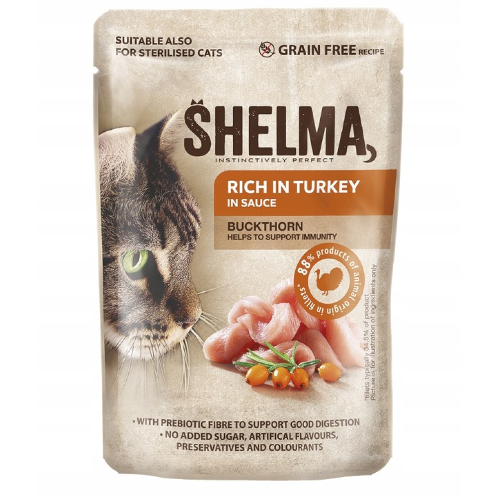 Saszetka karmy dla kota Shelma z wizerunkiem kota, kawałkami indyka i jagodami rokitnika na jasnym tle.
