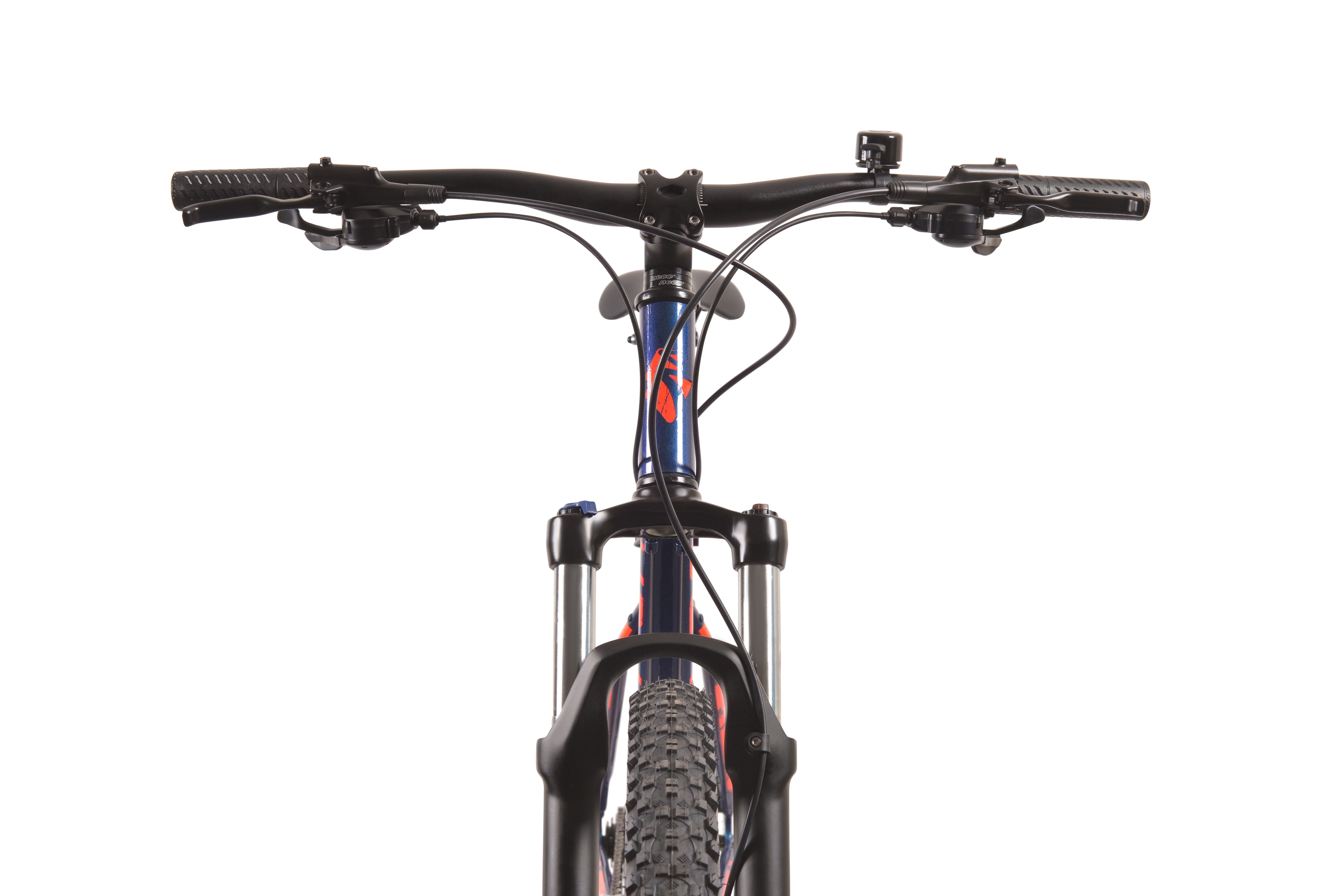Widok z przodu niebieskiego roweru górskiego z pomarańczowymi akcentami, czarną kierownicą i amortyzatorem.