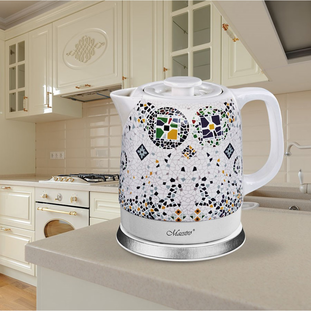 Czajnik elektryczny z mozaikowym wzorem na blacie kuchennym.