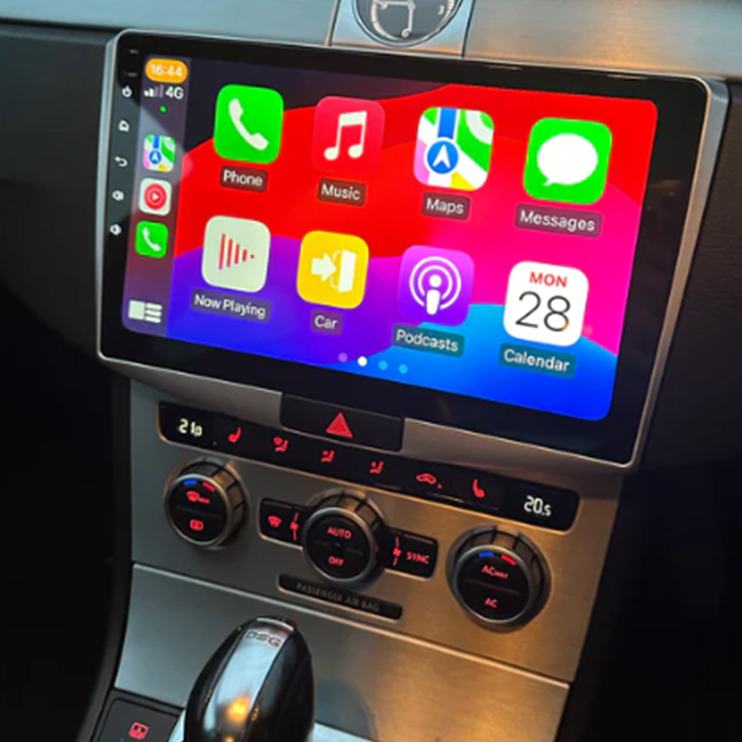 Ein Auto-Infotainment-Bildschirm zeigt App-Icons für Telefon, Musik, Karten und Nachrichten.