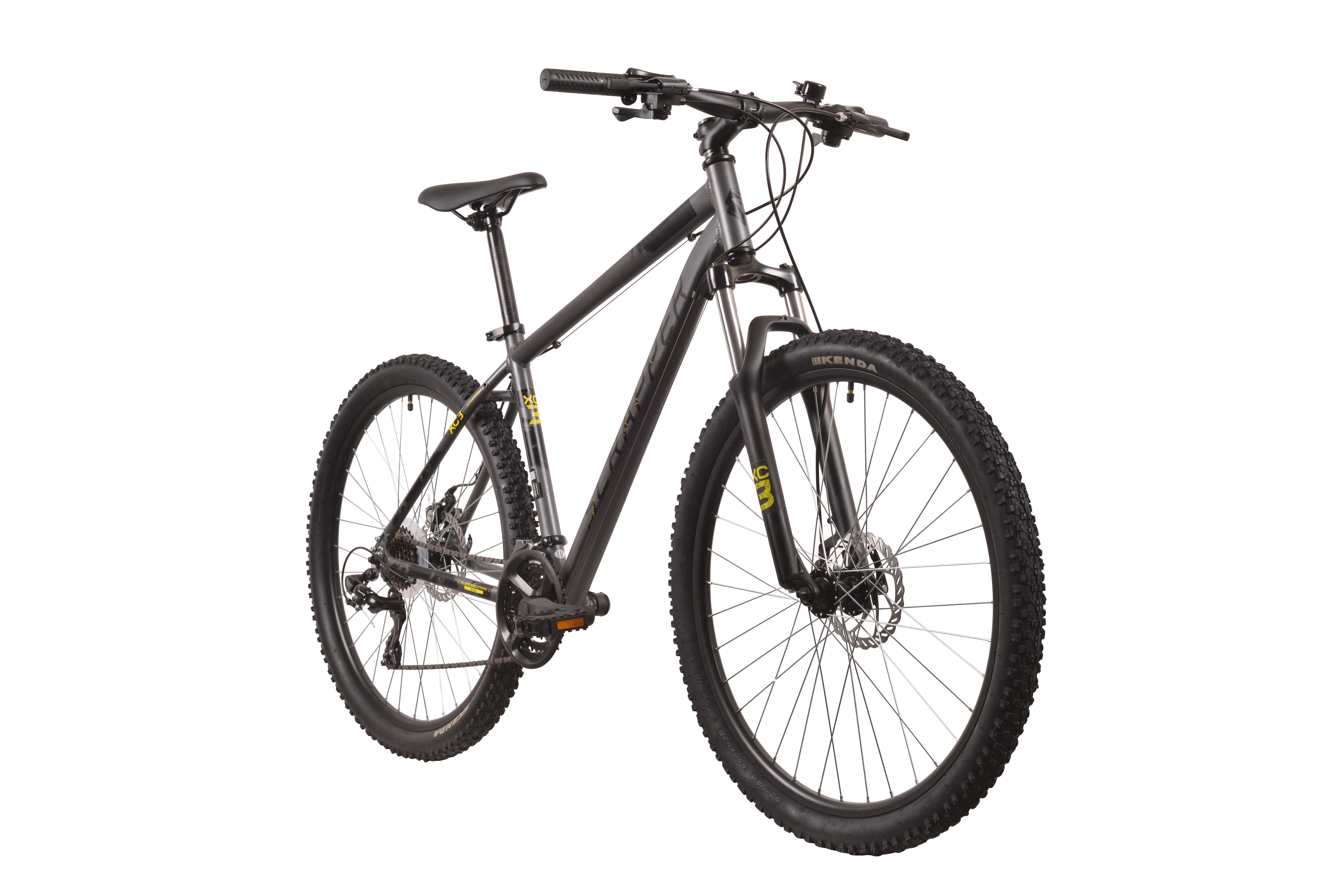 Ciemny rower górski z amortyzowanym widelcem i hamulcami tarczowymi na białym tle.