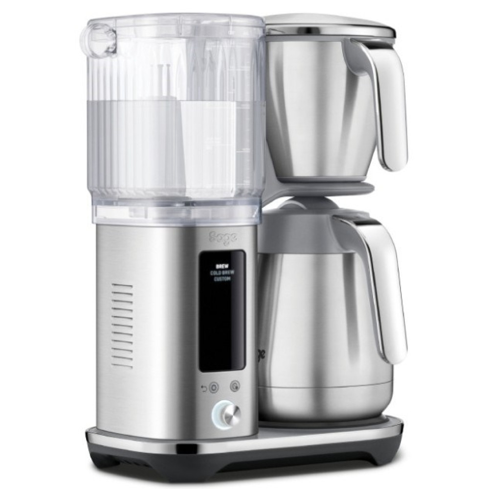 Srebrna kawiarka z przezroczystym zbiornikiem na wodę, dzbankiem i wyświetlaczem.