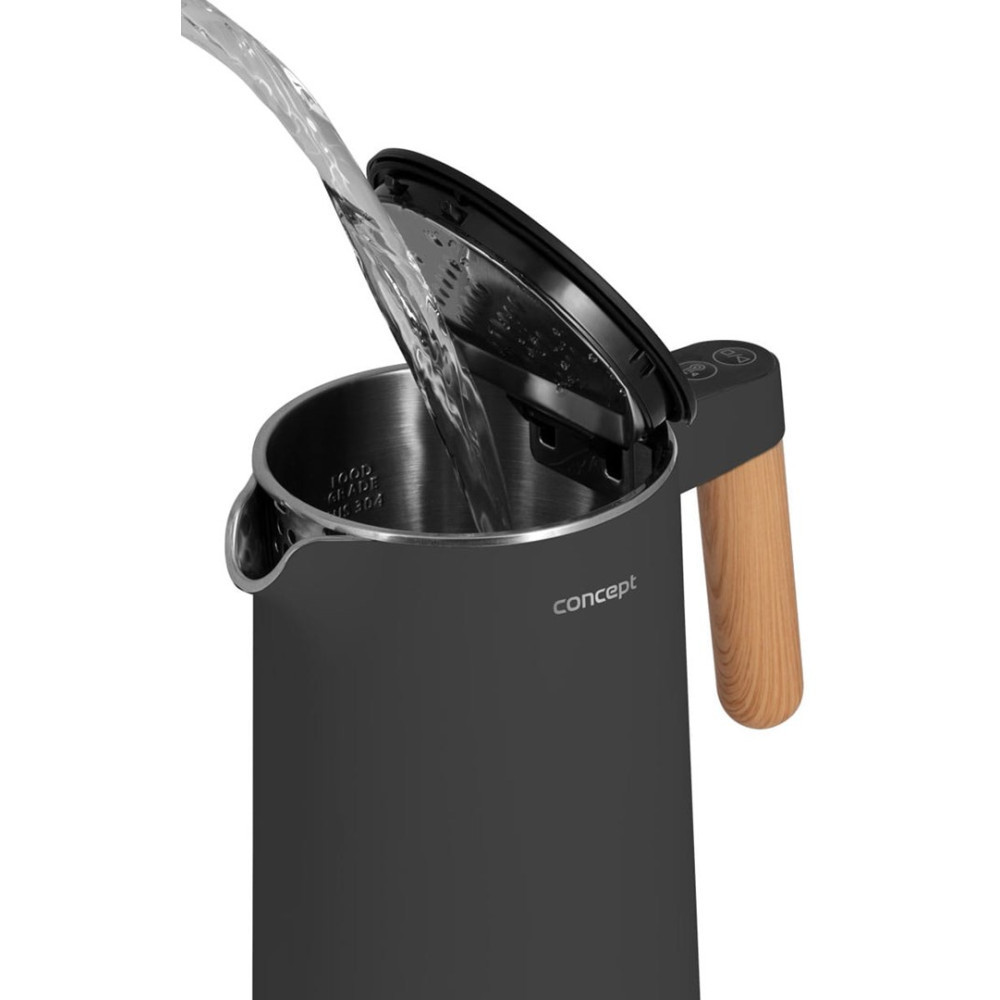 Woda wlewa się do czajnika z czarnego materiału z drewnianą rączką i otwartą pokrywą.