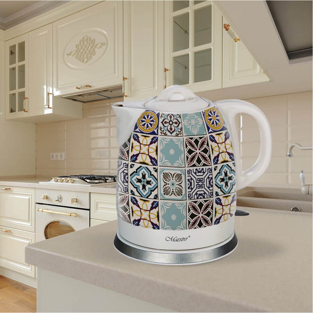 Kolorowy czajnik z wzorem płytek stoi na blacie kuchennym.