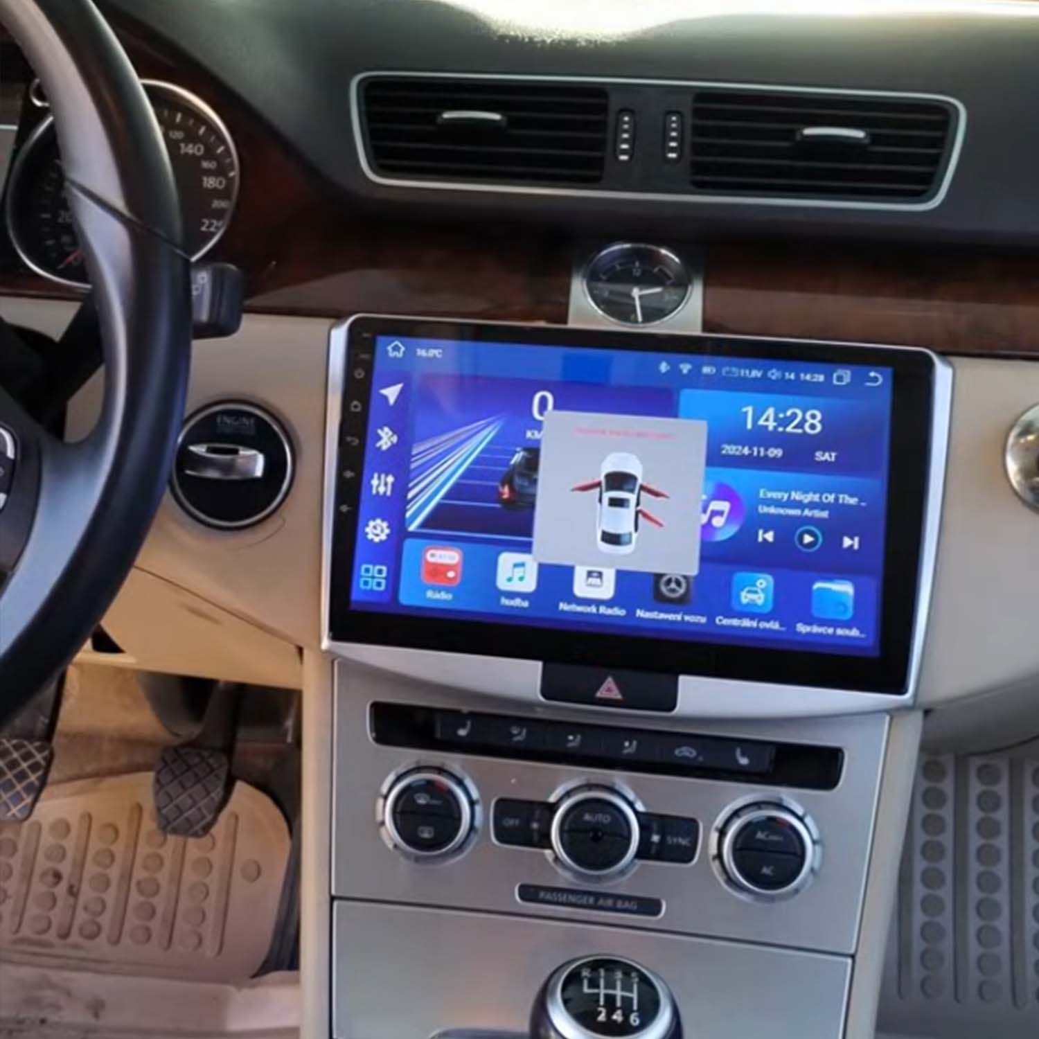Autoinnenraum mit Touchscreen-Infotainmentsystem, Lenkrad und Schaltknüppel.