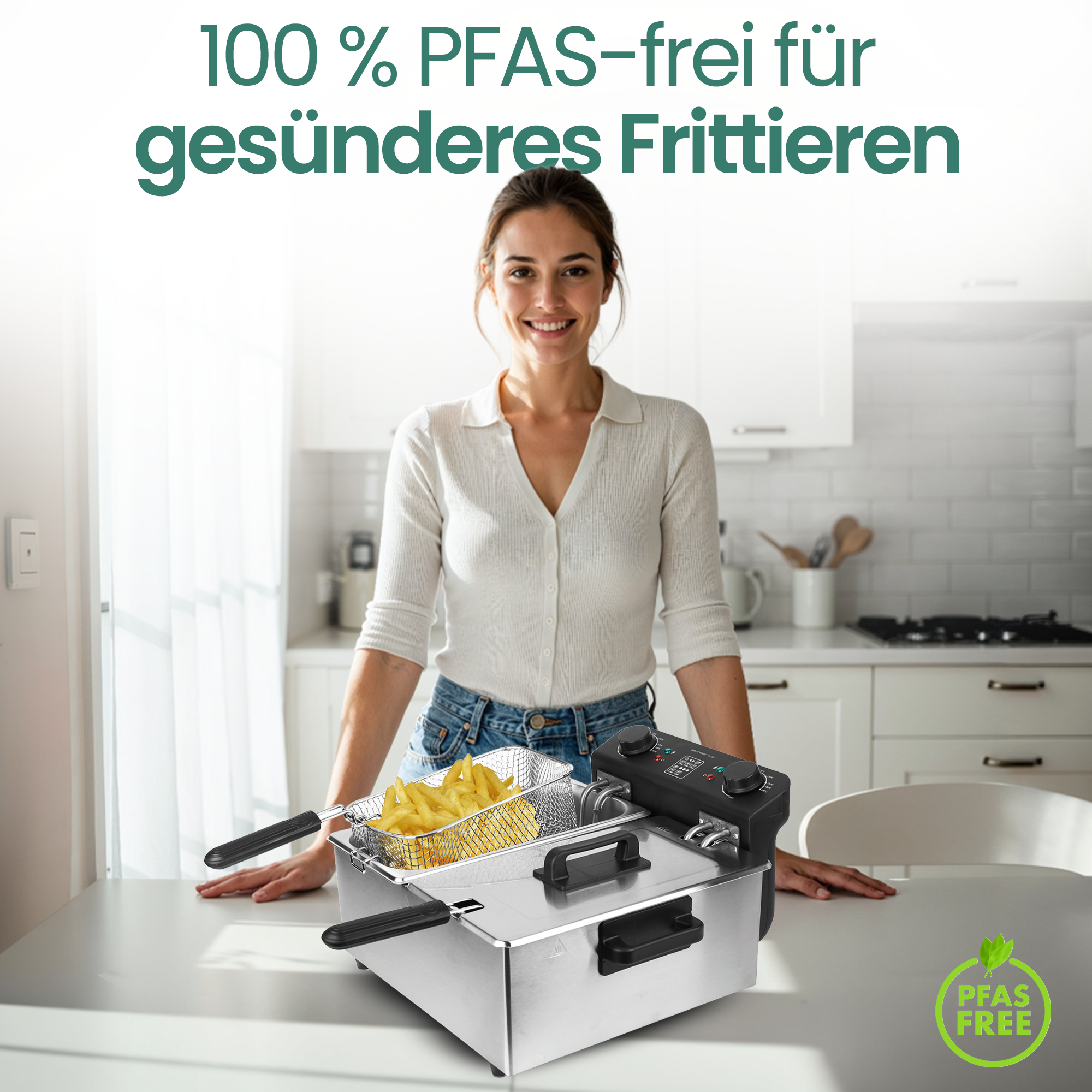 Frau steht hinter einer Fritteuse mit Pommes. "100% PFAS-frei".