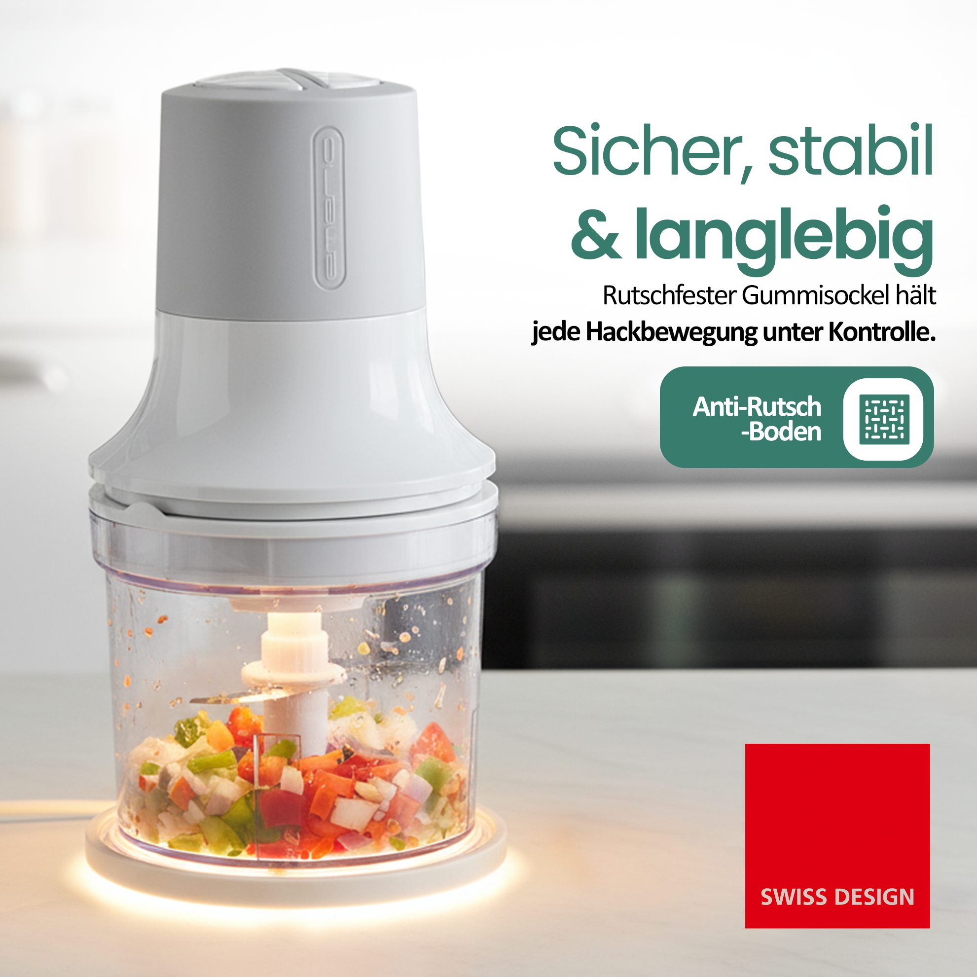 Ein weißer elektrischer Zerkleinerer mit gehacktem Gemüse und einem roten "SWISS DESIGN"-Quadrat.