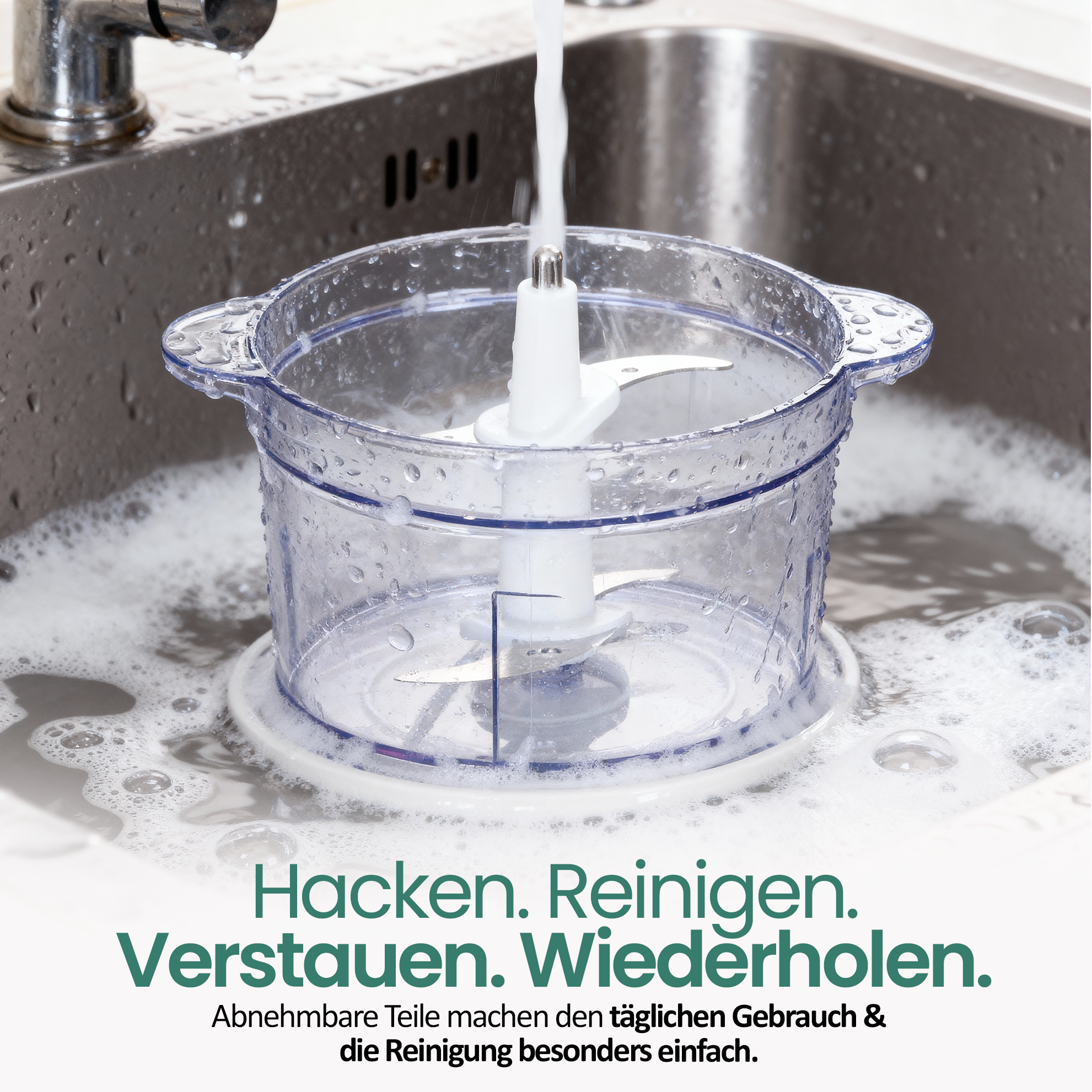 Ein Zerkleinerer wird in einer Spüle mit Wasser und Schaum gereinigt.