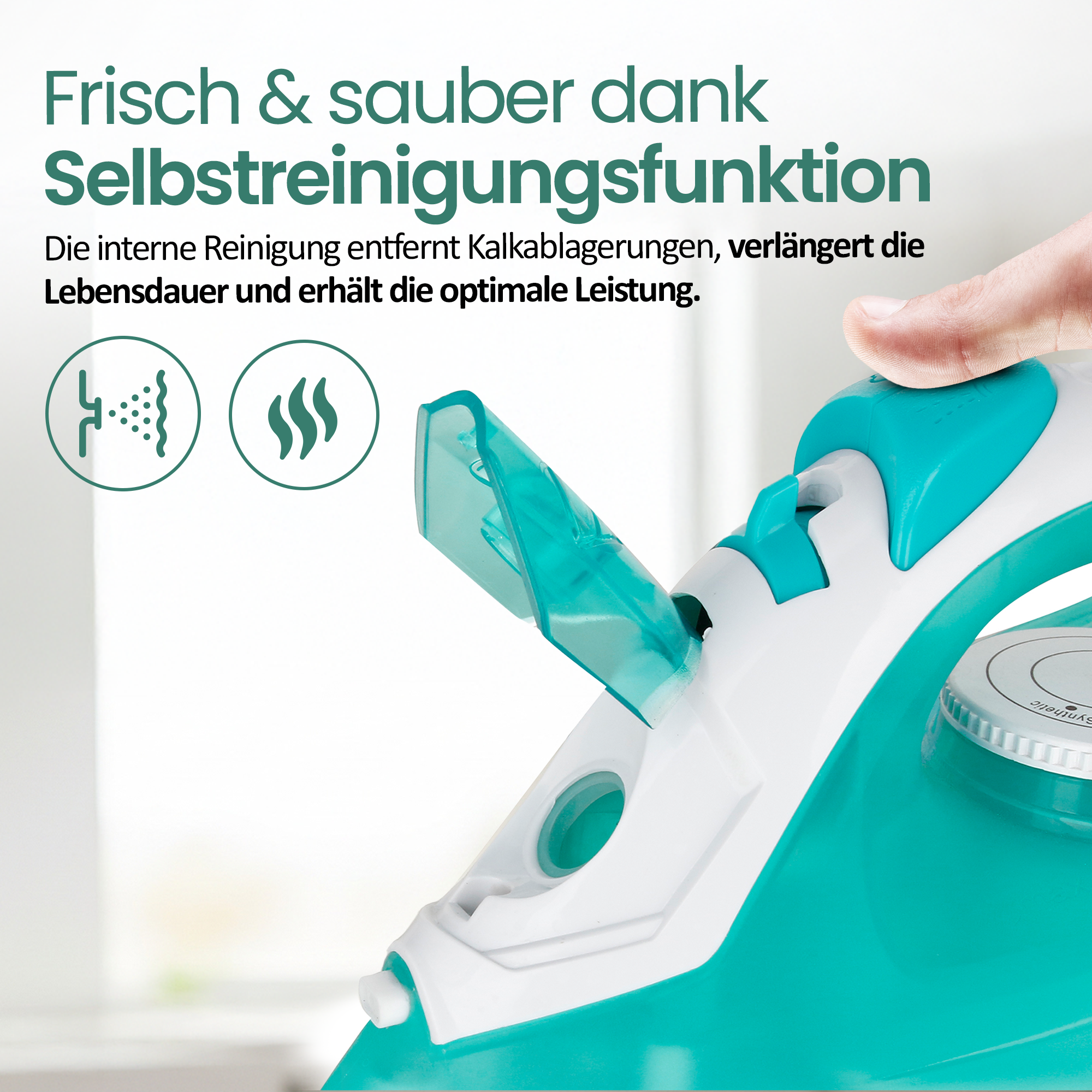 Ein Mann drückt einen Knopf an einem türkisfarbenen Bügeleisen.