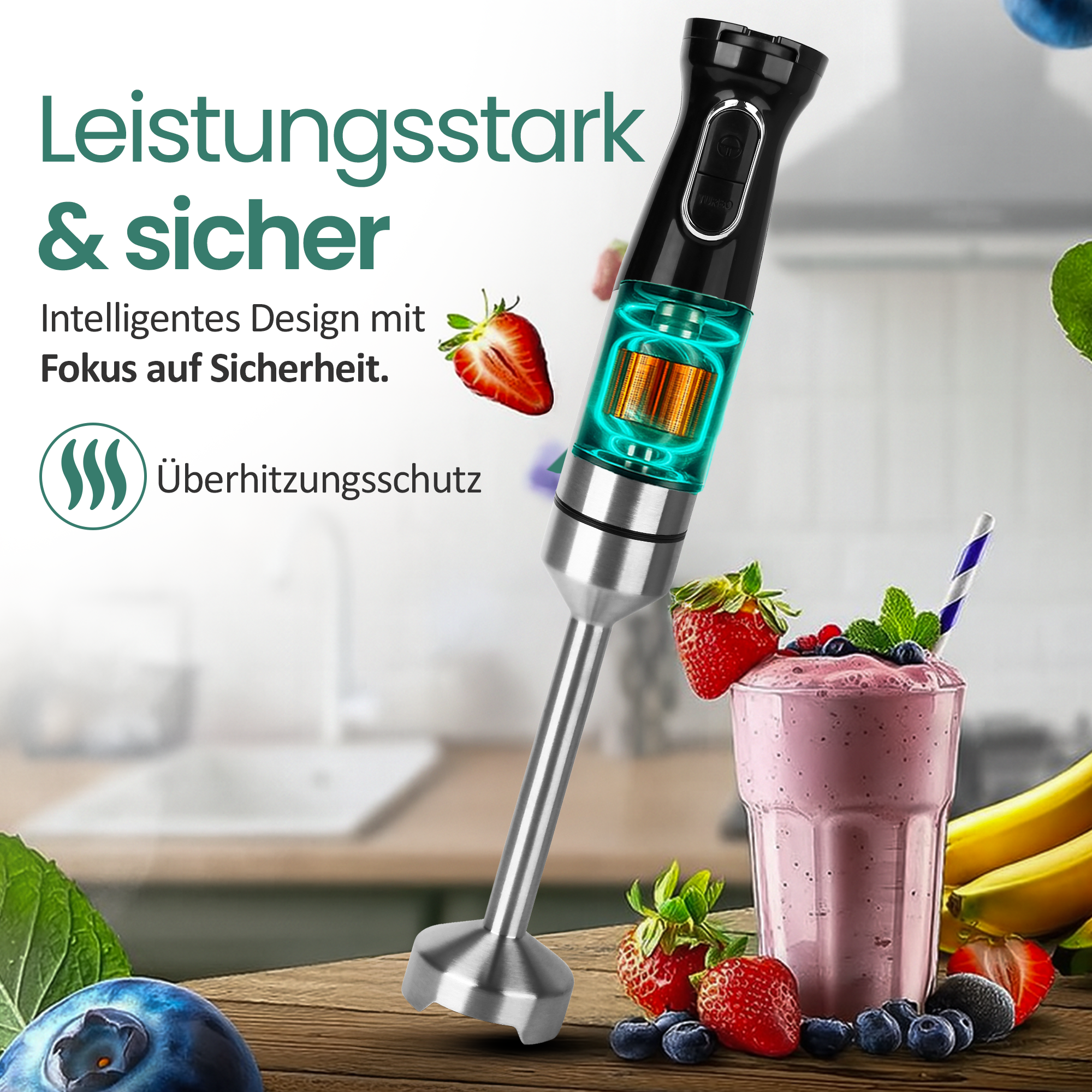 Ein Stabmixer mit Beeren und einem Smoothie auf einem Holztisch.
