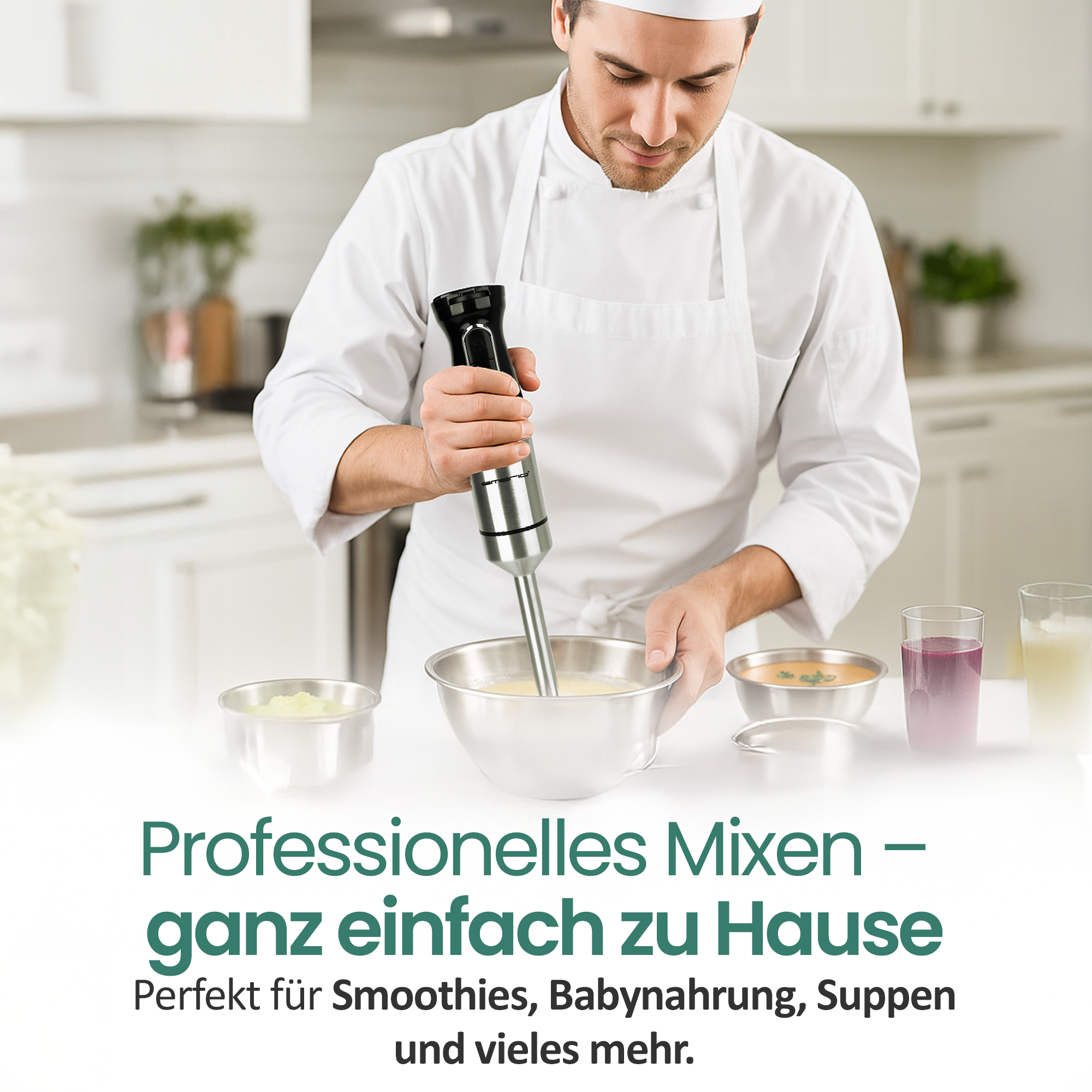 Ein Koch in weißer Uniform benutzt einen Stabmixer in einer Küche.