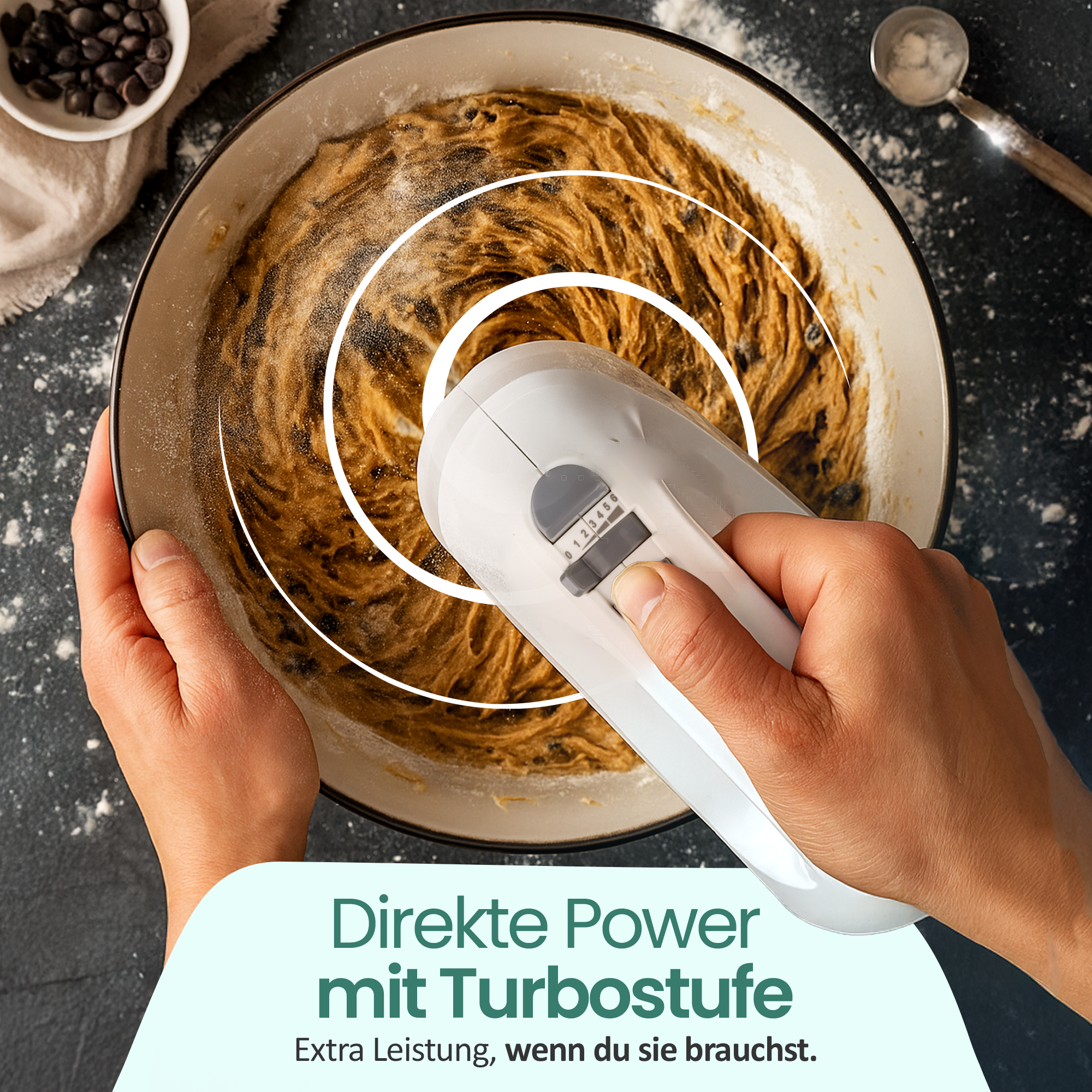 Eine Hand benutzt einen weißen Handmixer, um Teig in einer Schüssel zu mischen.