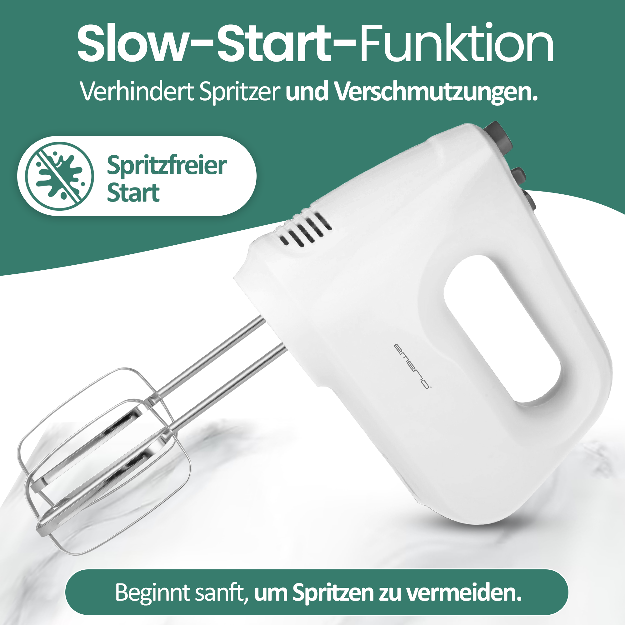 Ein weißer Handmixer mit Rührbesen auf Marmoruntergrund.