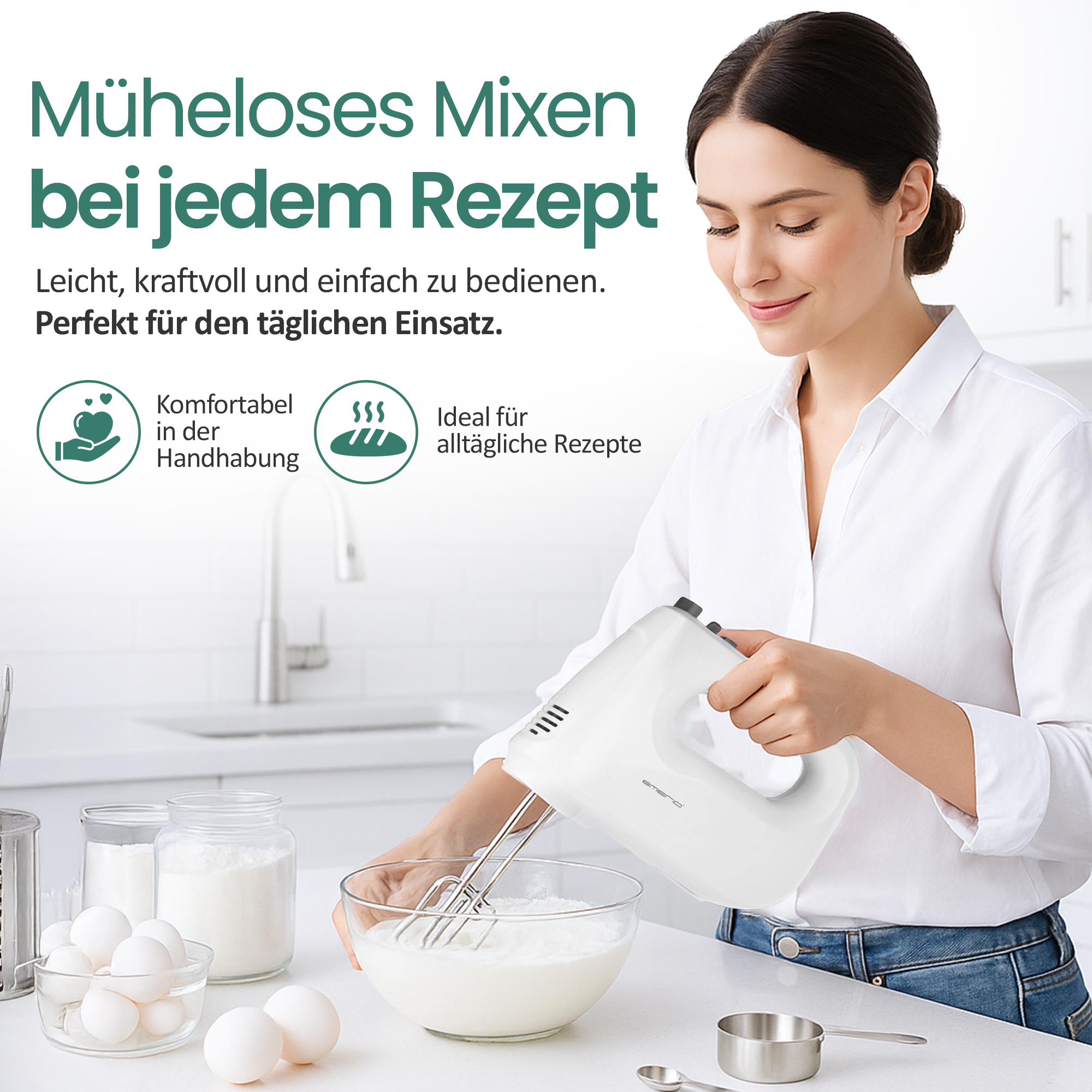 Eine Frau mixt mit einem weißen Handmixer in einer Schüssel. Eier und Mehl sind auf der Theke.