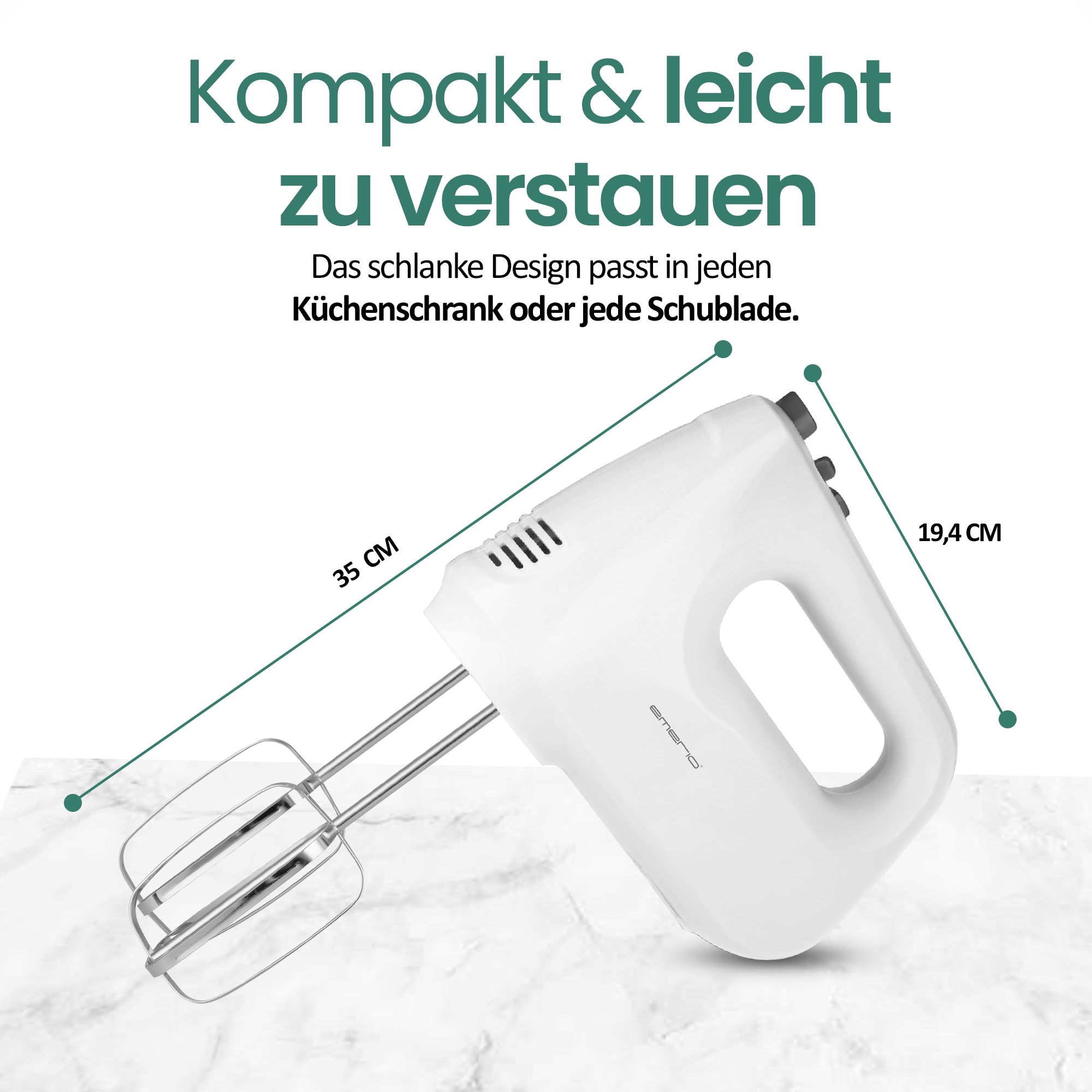 Ein weißer Handmixer mit Rührbesen, Maße 35x19,4 cm.
