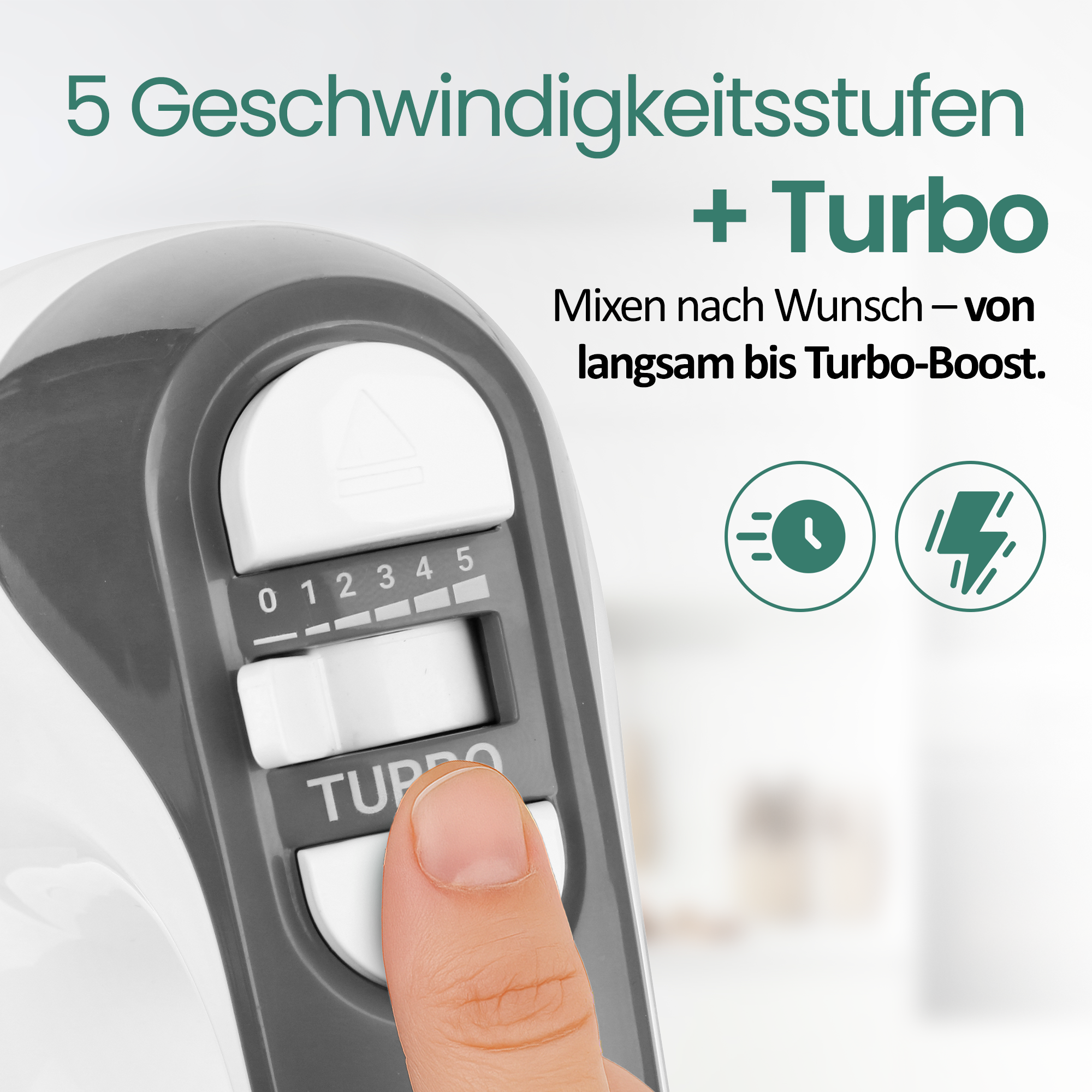 Ein Finger drückt den Turbo-Knopf eines Mixers mit 5 Geschwindigkeitsstufen.