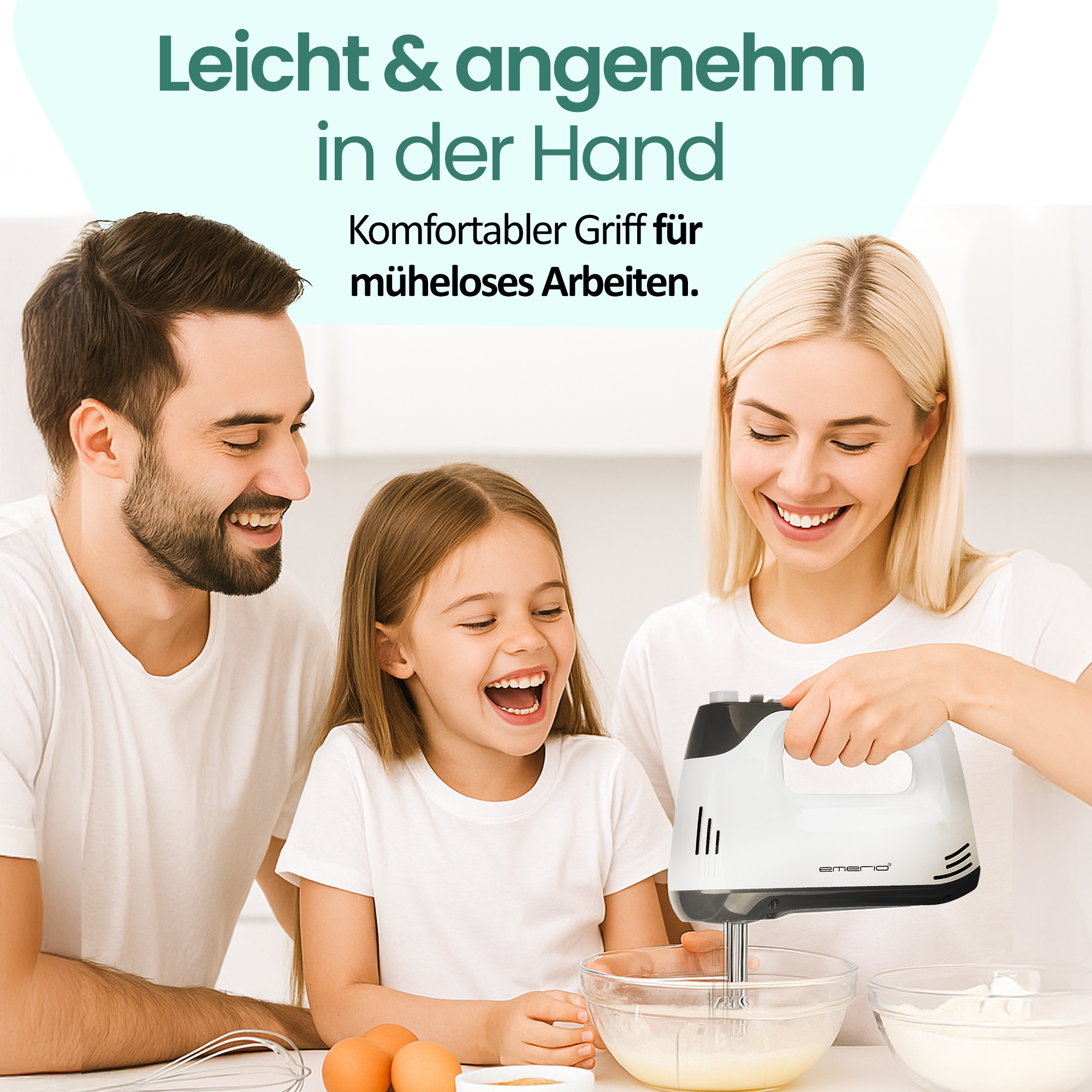 Familie mixt in Küche mit Handmixer. Leichte Handhabung.