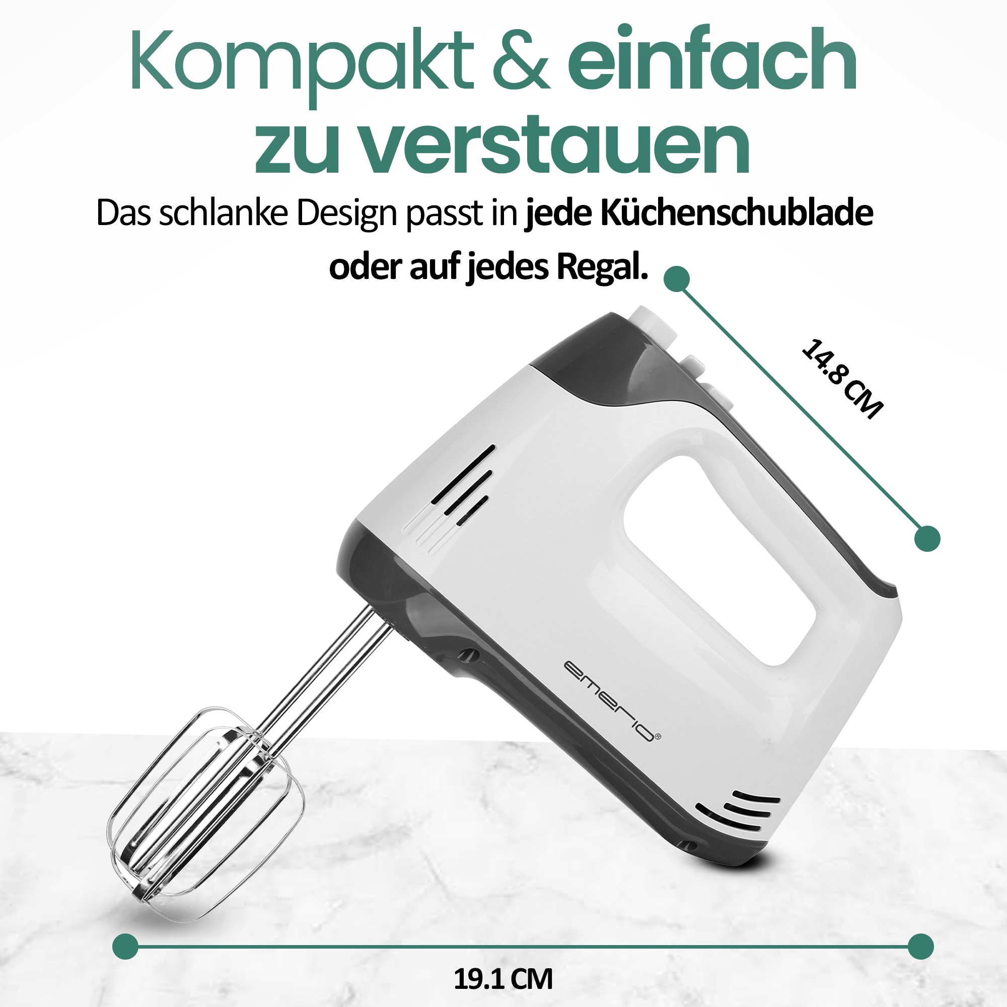 Ein weißer Handmixer mit grauen Akzenten steht auf Marmor.