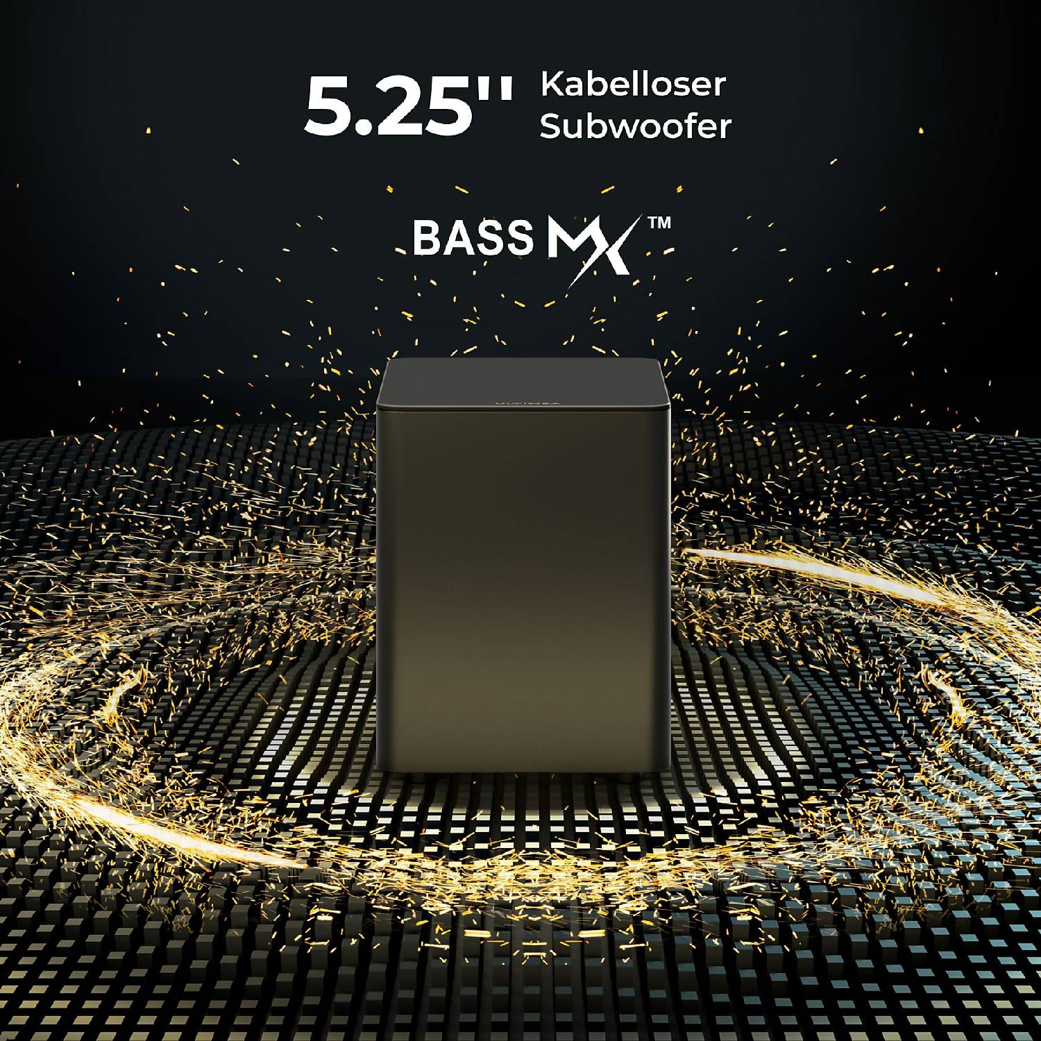 Un subwoofer sans fil noir de 5,25 pouces est au premier plan. Des étincelles volent autour.