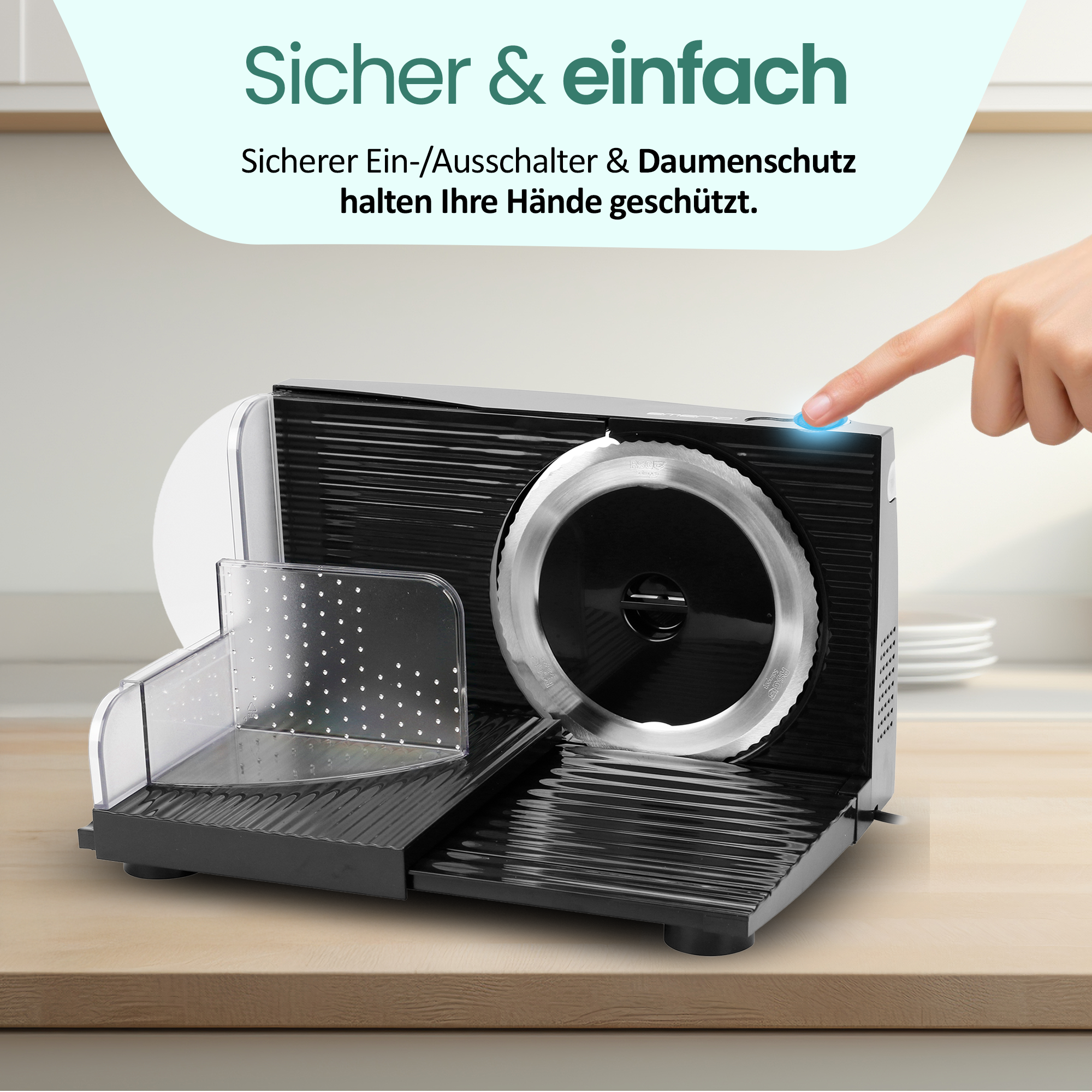 Ein Finger drückt auf den Ein-/Ausschalter eines Allesschneiders.