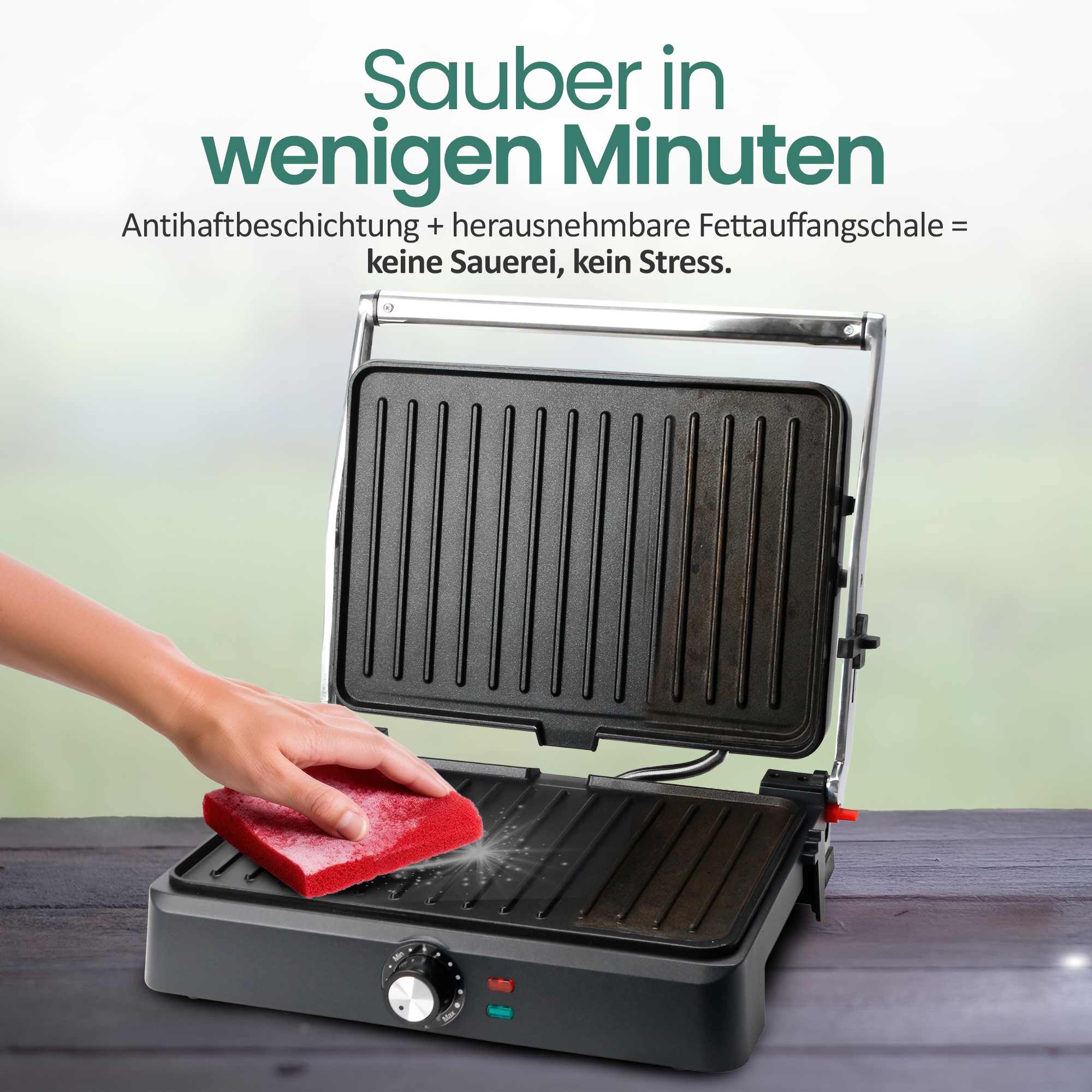 Eine Hand reinigt mit einem roten Schwamm den Grill eines Tischgrills.