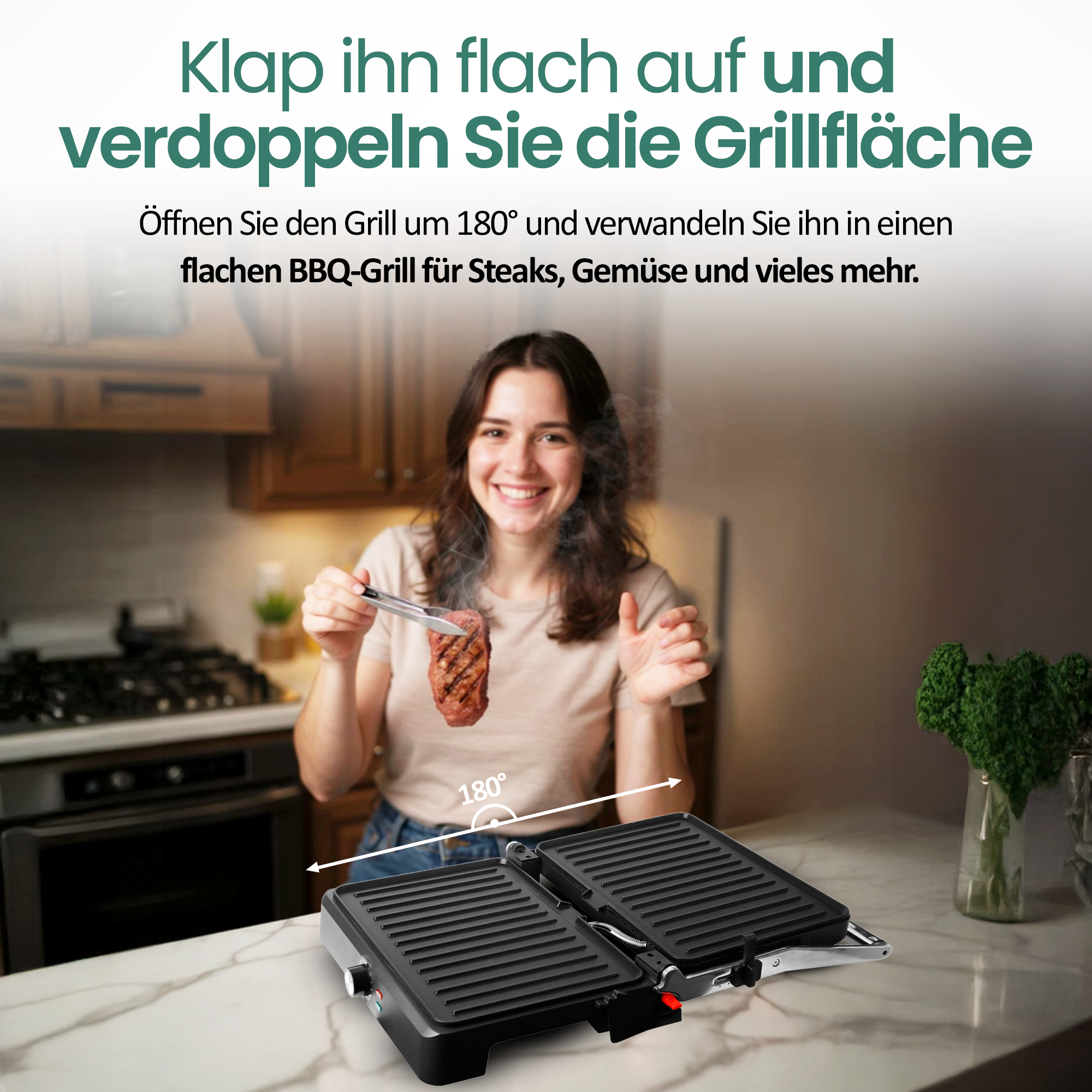 Eine Frau hält ein gegrilltes Steak über einem offenen Grill.