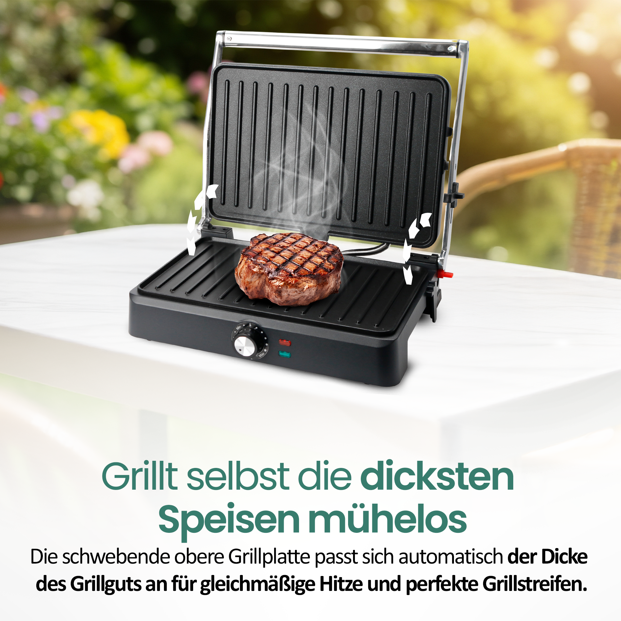 Ein Steak gart auf einem offenen, schwarzen Kontaktgrill im Freien.
