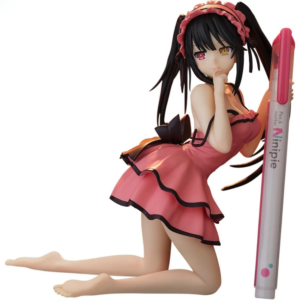 Figura anime in vestito rosa con bordo nero, tiene una penna.