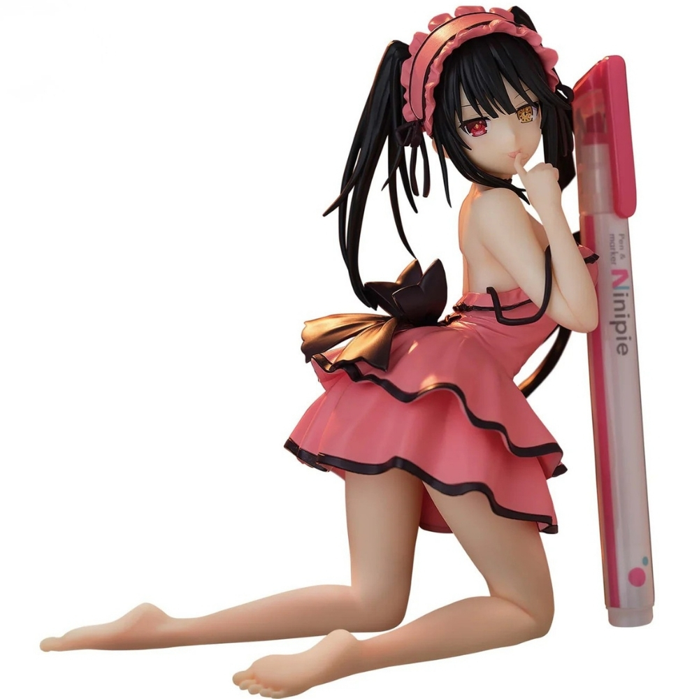 Una figura anime in un vestito rosa con bordi neri, in ginocchio accanto a una penna.