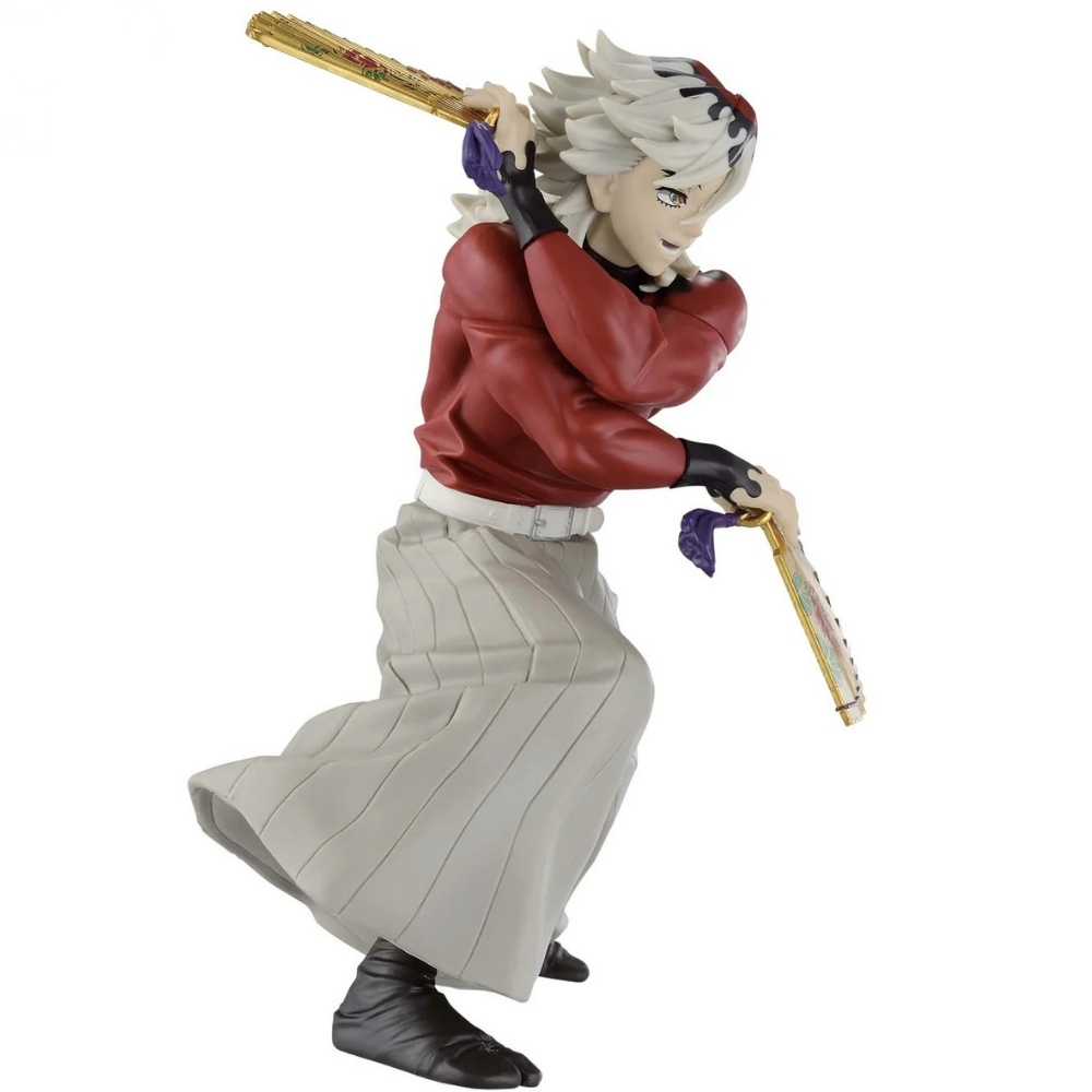 Figur eines Anime-Charakters in Rot mit weißem Haar, hält zwei Fächer.