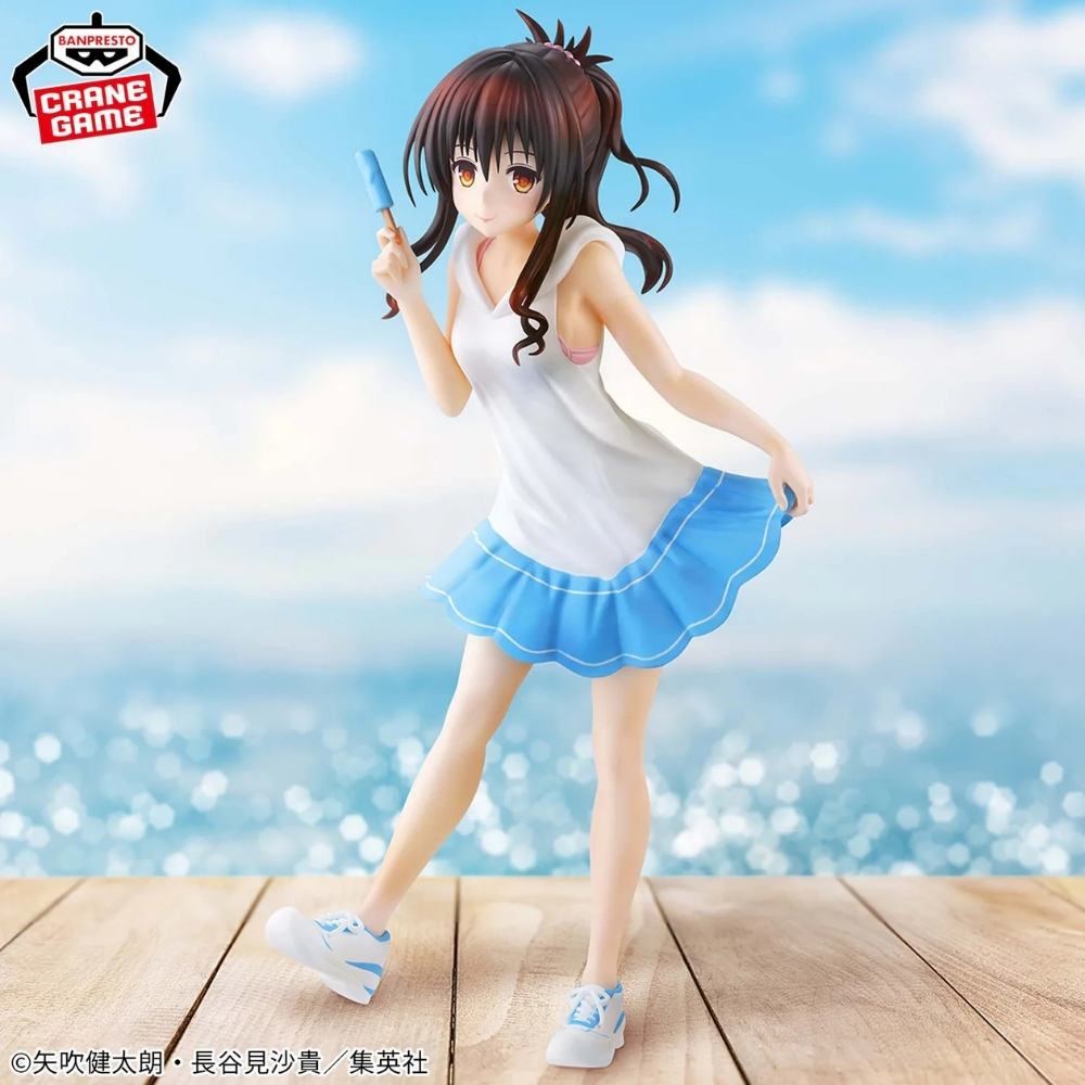 Anime-Figur eines Mädchens mit Eis am Stiel, weies Kleid mit blauem Saum, am Strand.
