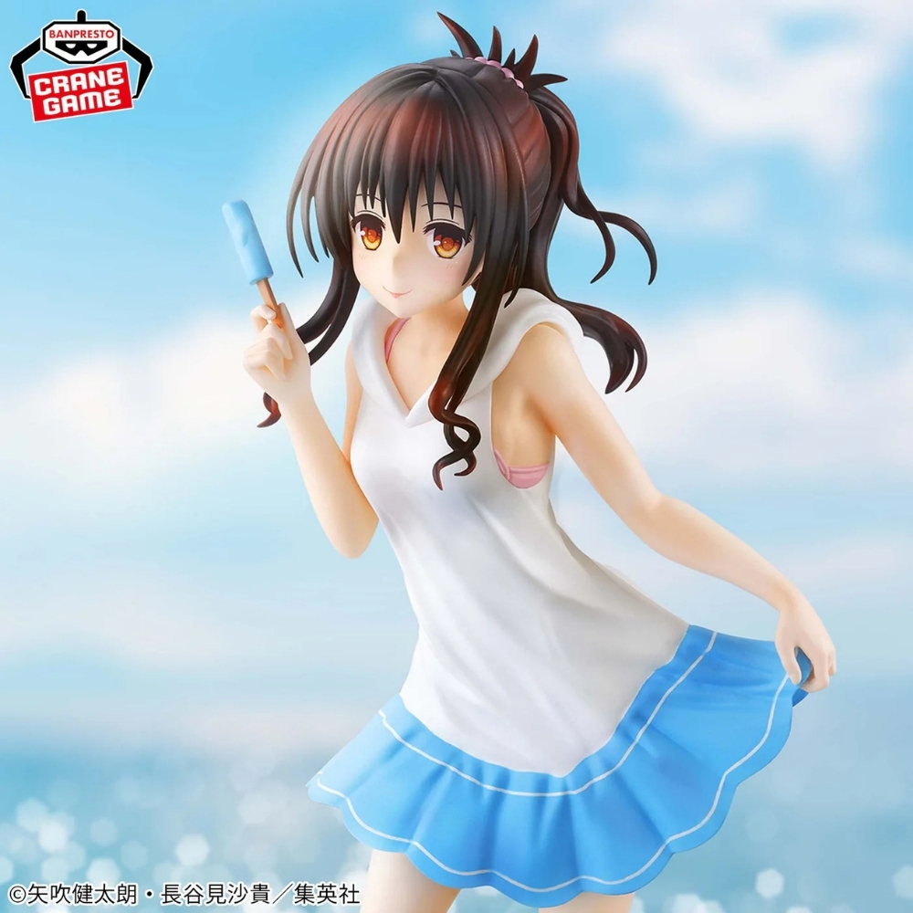 Eine Anime-Figur in weißem Kleid mit blauem Saum hält ein Eis am Stiel. Blauer Himmel.