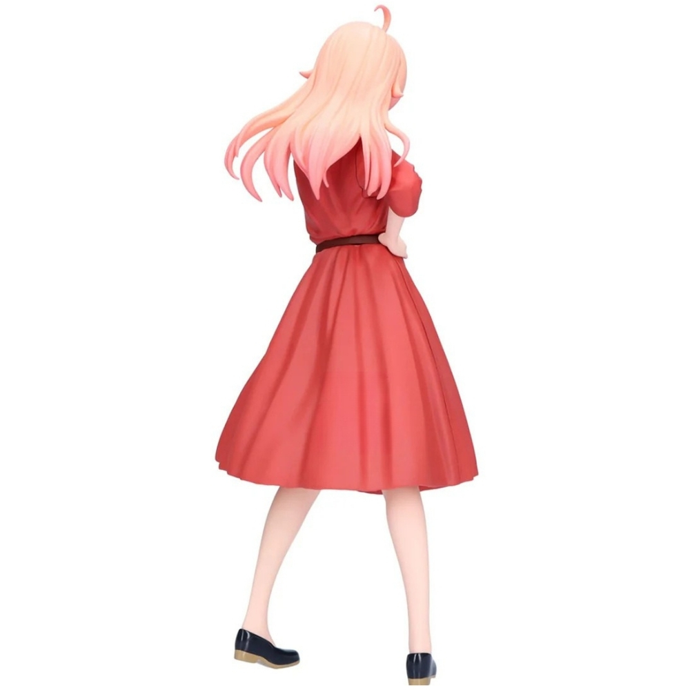 Eine Figur mit langen rosafarbenen Haaren in einem roten Kleid mit braunem Gürtel.