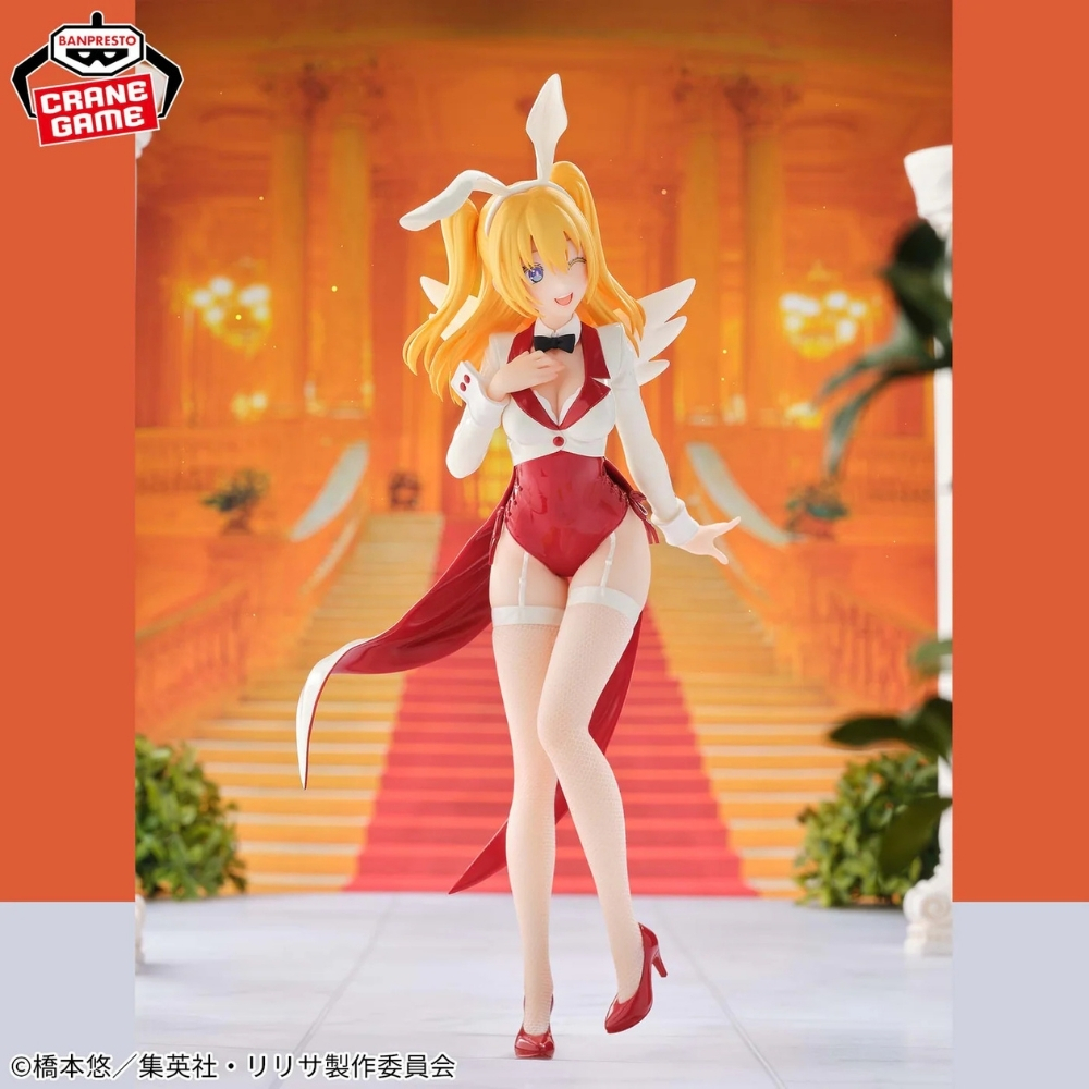 Una figura anime con capelli biondi e orecchie da coniglio, indossa un body rosso e un blazer bianco.