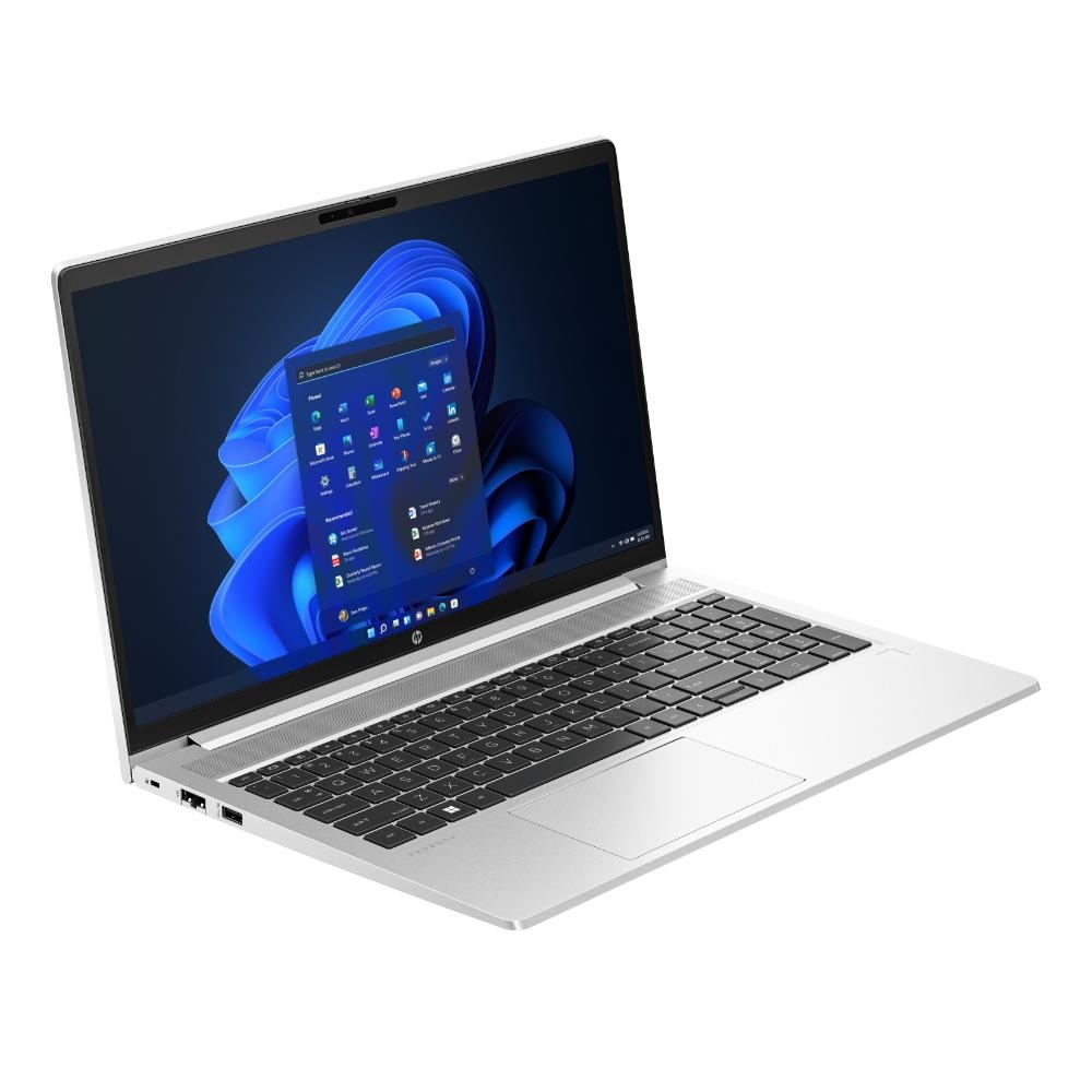 Windows 11 masaüstünü gösteren açık ekranlı gümüş rengi bir dizüstü bilgisayar.