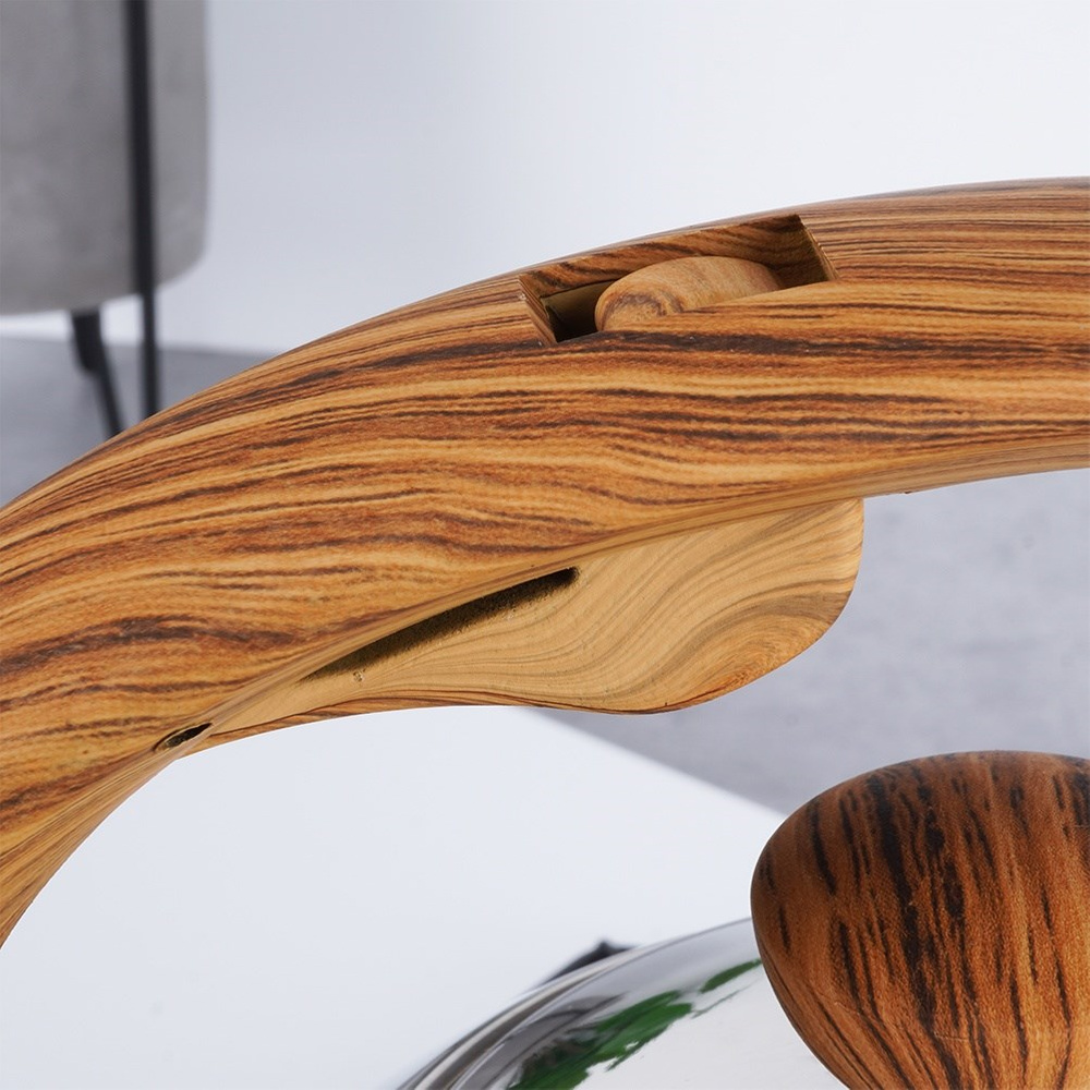 Mango de madera con veta y elementos metálicos, primer plano.