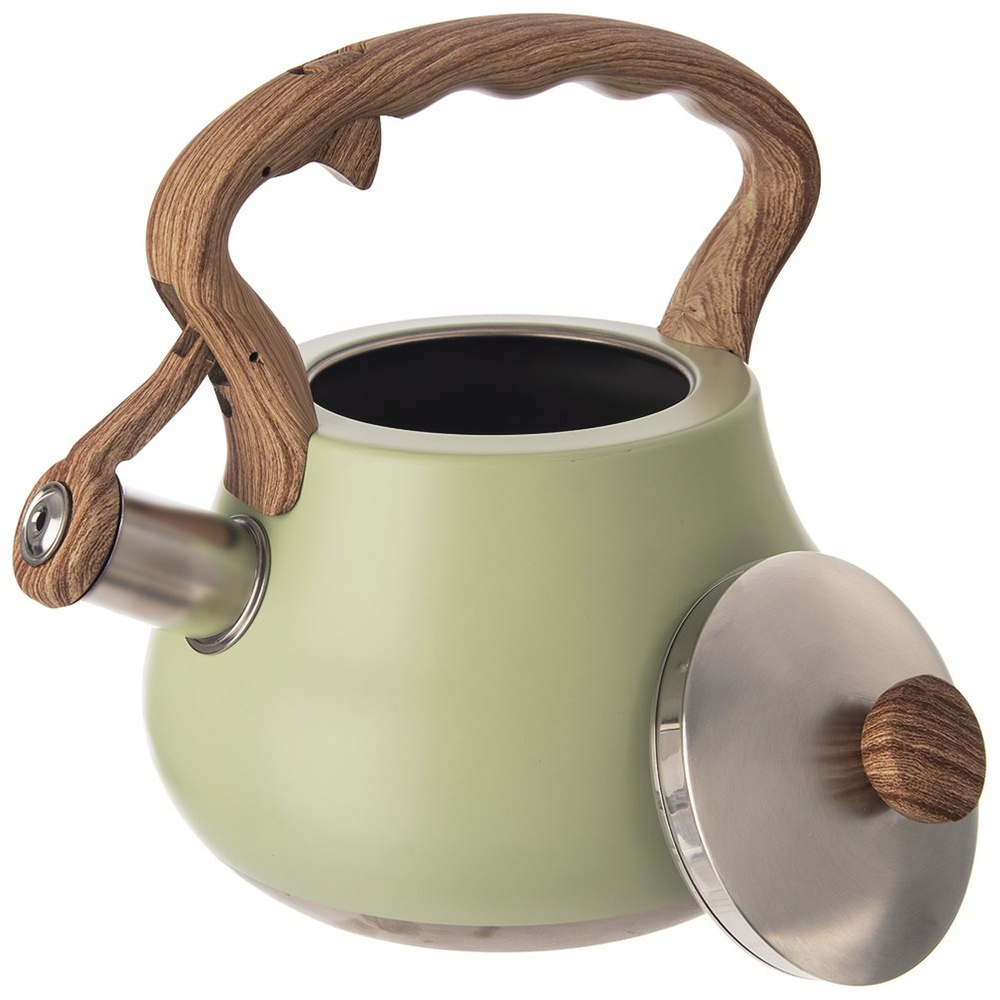 Una tetera verde claro con mango de madera y detalles de acero inoxidable.