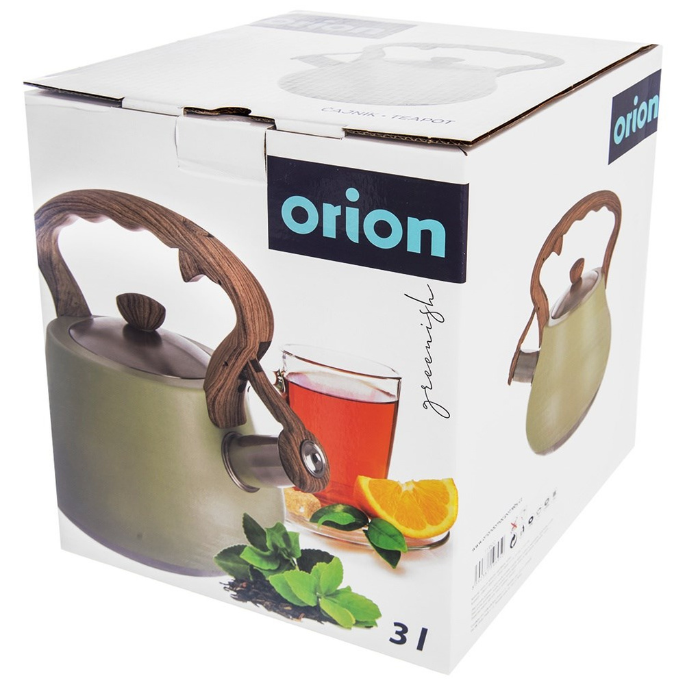 Una tetera verde claro con asa de madera, junto a un vaso de té, menta y una rodaja de naranja.