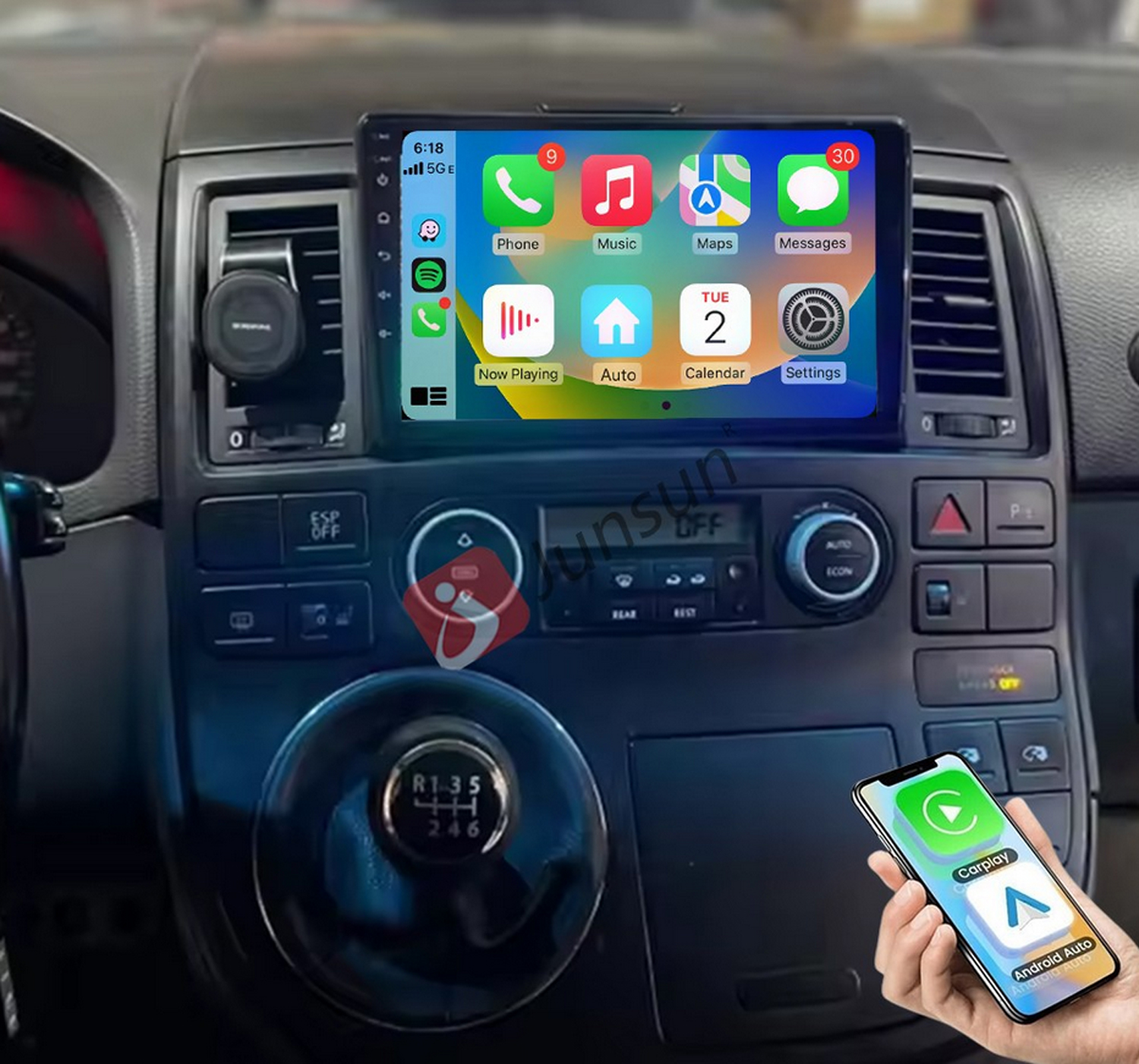 Armaturenbrett mit Touchscreen-Display, das CarPlay zeigt. Eine Hand hält ein Smartphone mit CarPlay und Android Auto.