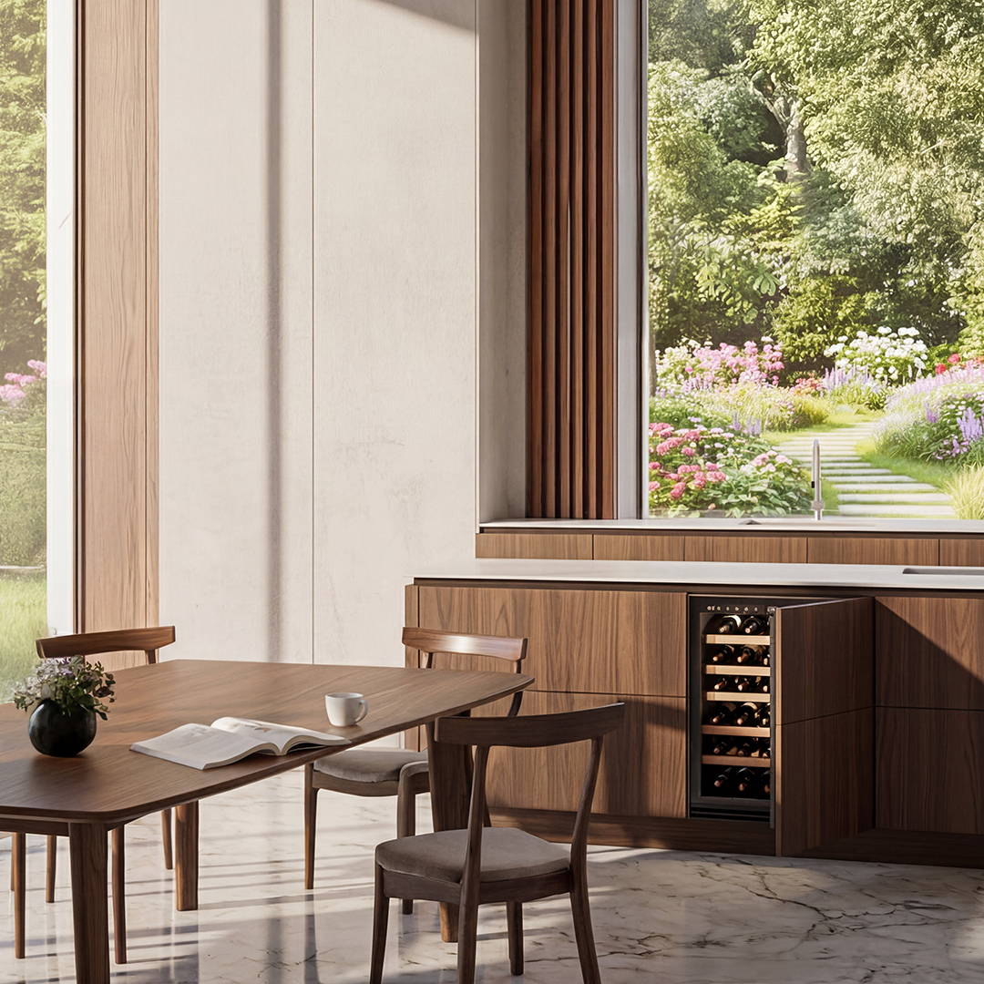 Ein Essbereich mit Holztisch und Stühlen vor einem Fenster mit Blick auf einen blühenden Garten.